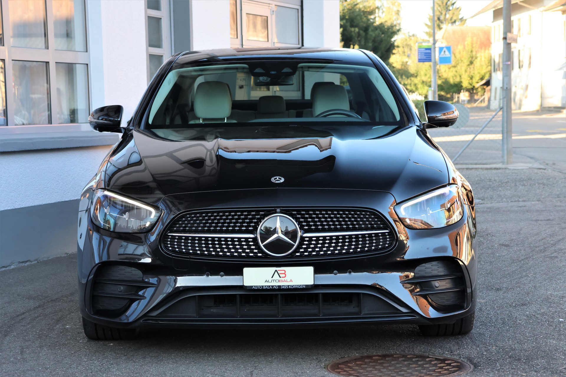 MERCEDES-BENZ E 220 d AMG Line 9G-Tronic-showroom-element-1