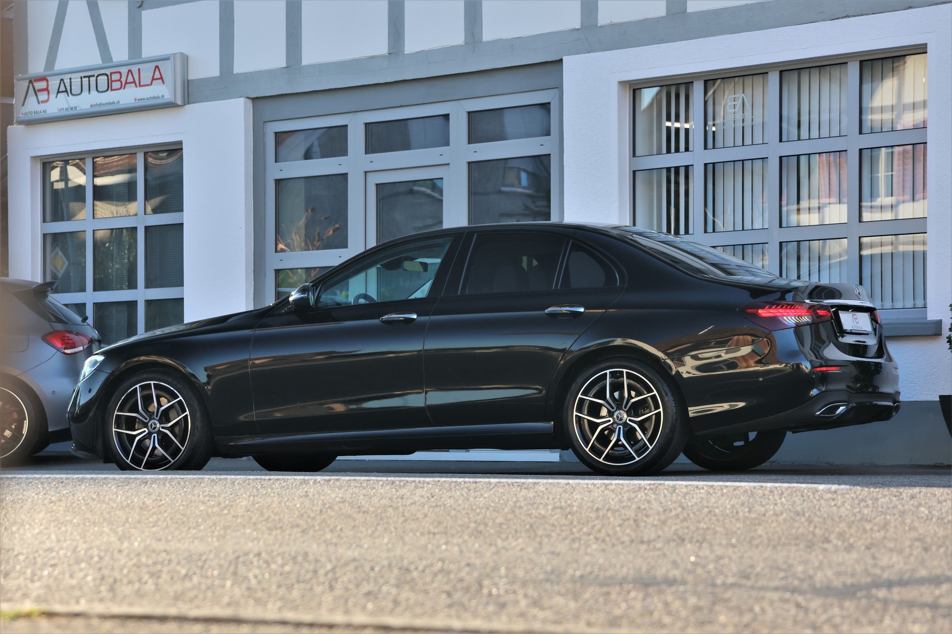 MERCEDES-BENZ E 220 d AMG Line 9G-Tronic-showroom-element-3