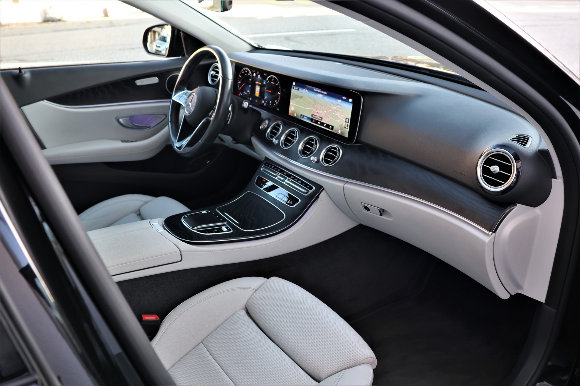 MERCEDES-BENZ E 220 d AMG Line 9G-Tronic-image-19