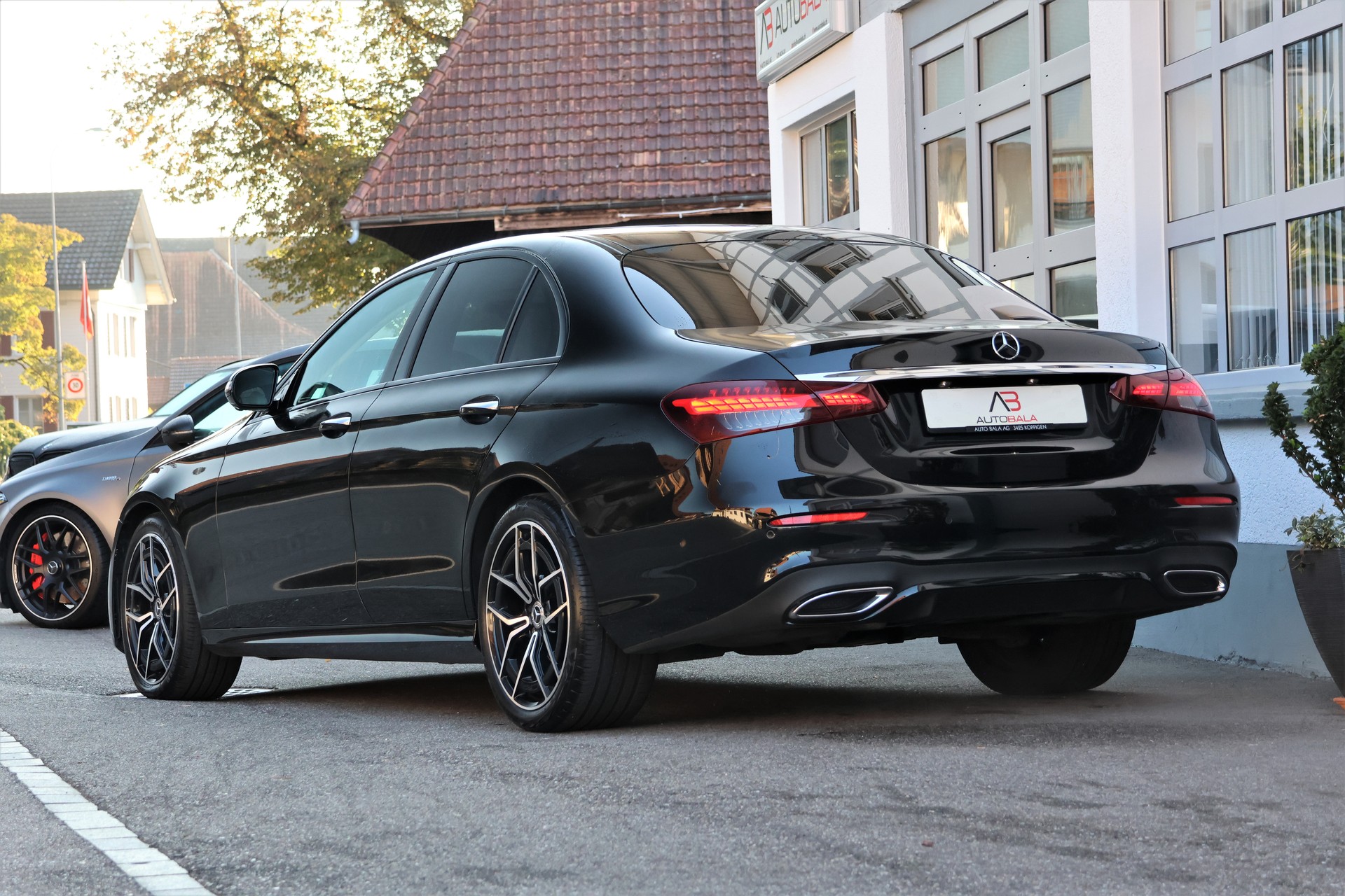 MERCEDES-BENZ E 220 d AMG Line 9G-Tronic-showroom-element-2