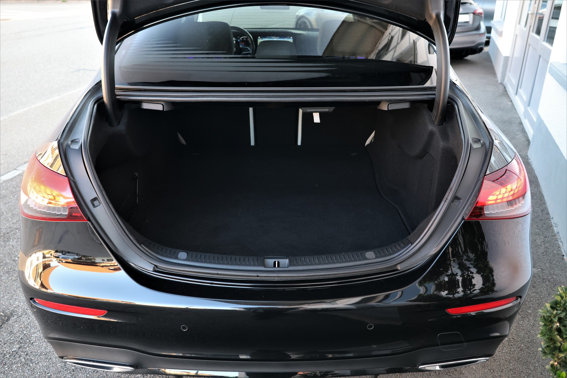 MERCEDES-BENZ E 220 d AMG Line 9G-Tronic-image-18
