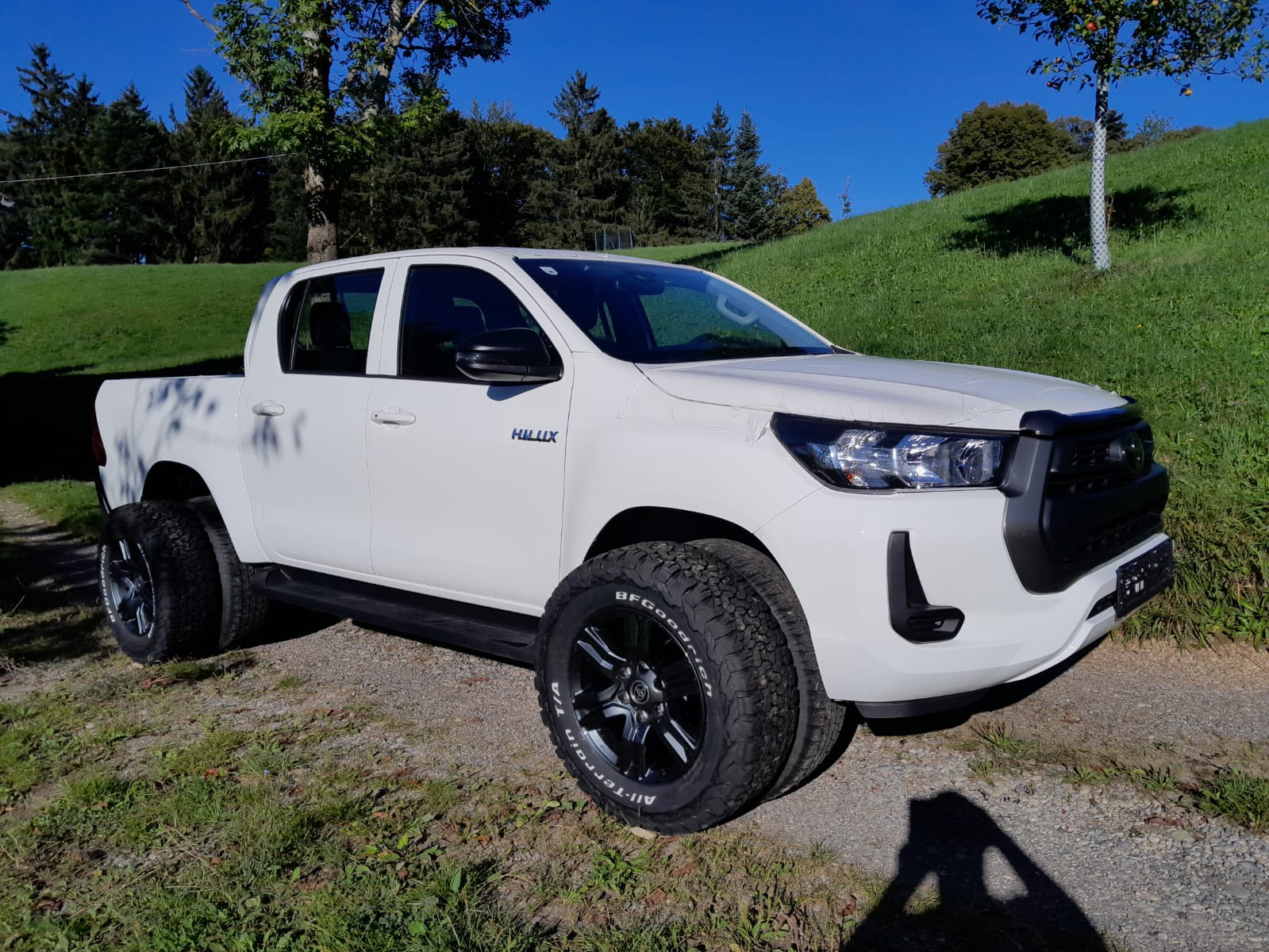 TOYOTA HI-LUX 2,8 DC 4x4 MHEV inkl. AHK 3,5 Tonnen + Wanne + CH Zustellung, Rostversiegelt.