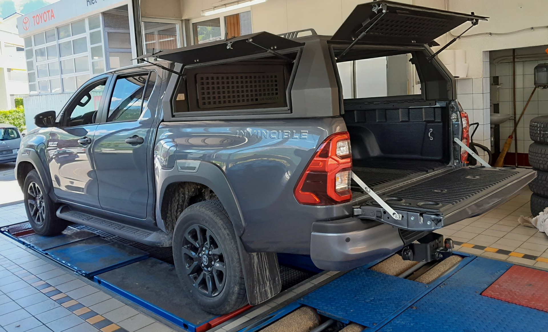 TOYOTA HI-LUX 2,8 DC 4x4 MHEV inkl. AHK 3,5 Tonnen + Wanne + CH Zustellung, Rostversiegelt.-image-18
