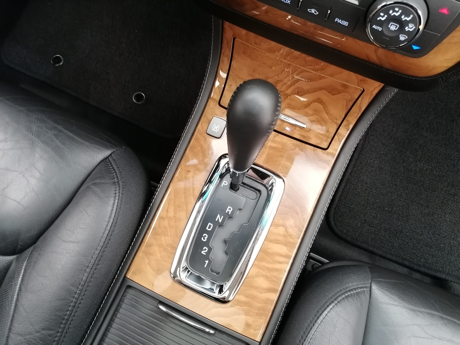 CADILLAC DTS Platinum 4.6-image-13