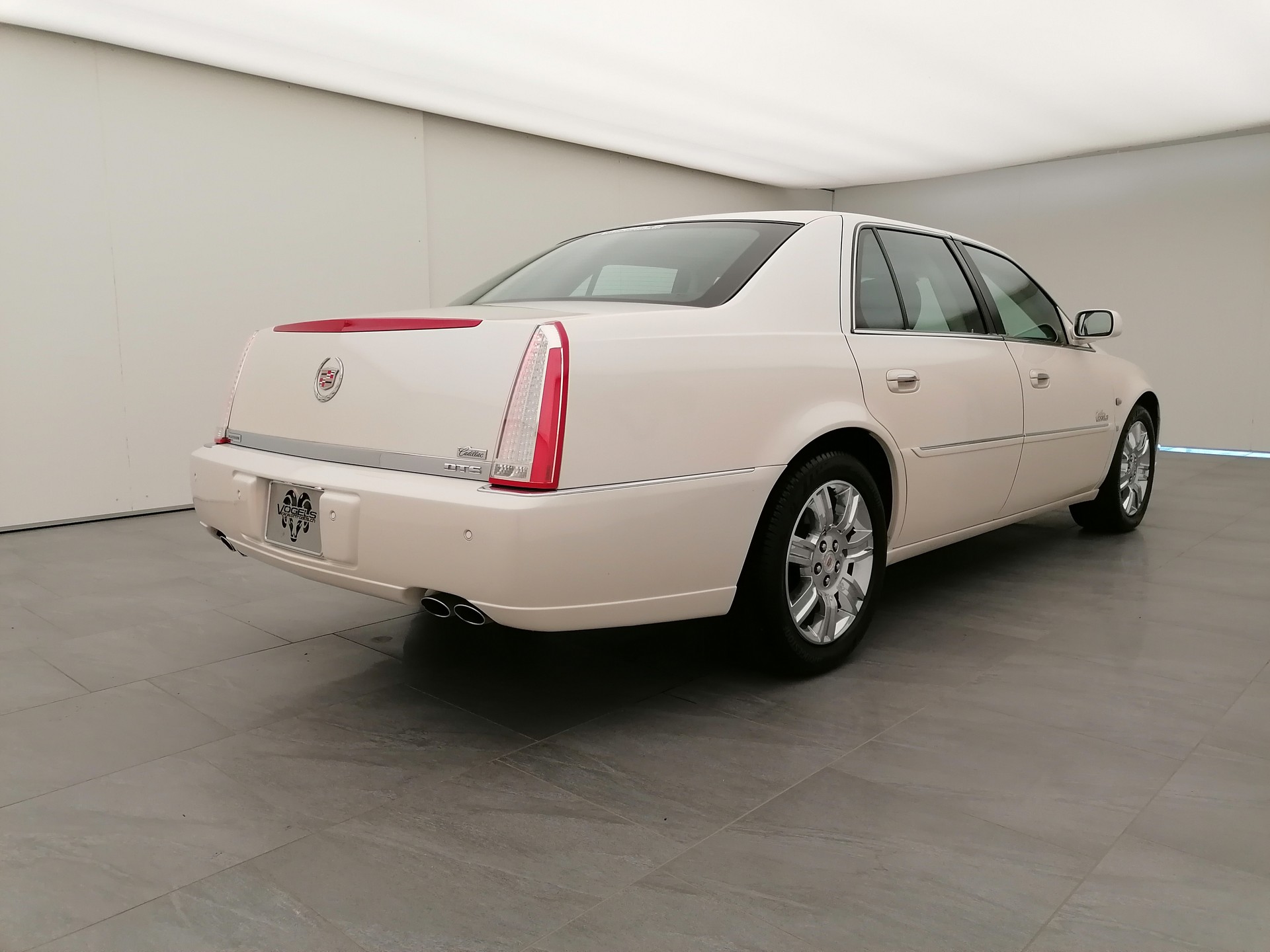CADILLAC DTS Platinum 4.6-showroom-element-3