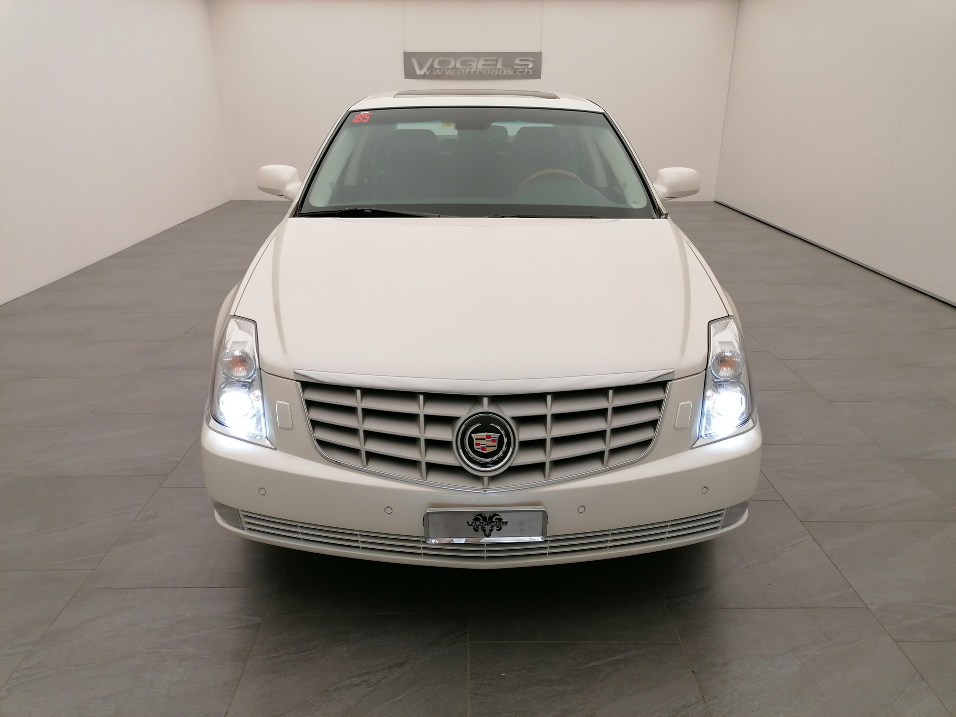 CADILLAC DTS Platinum 4.6-showroom-element-1