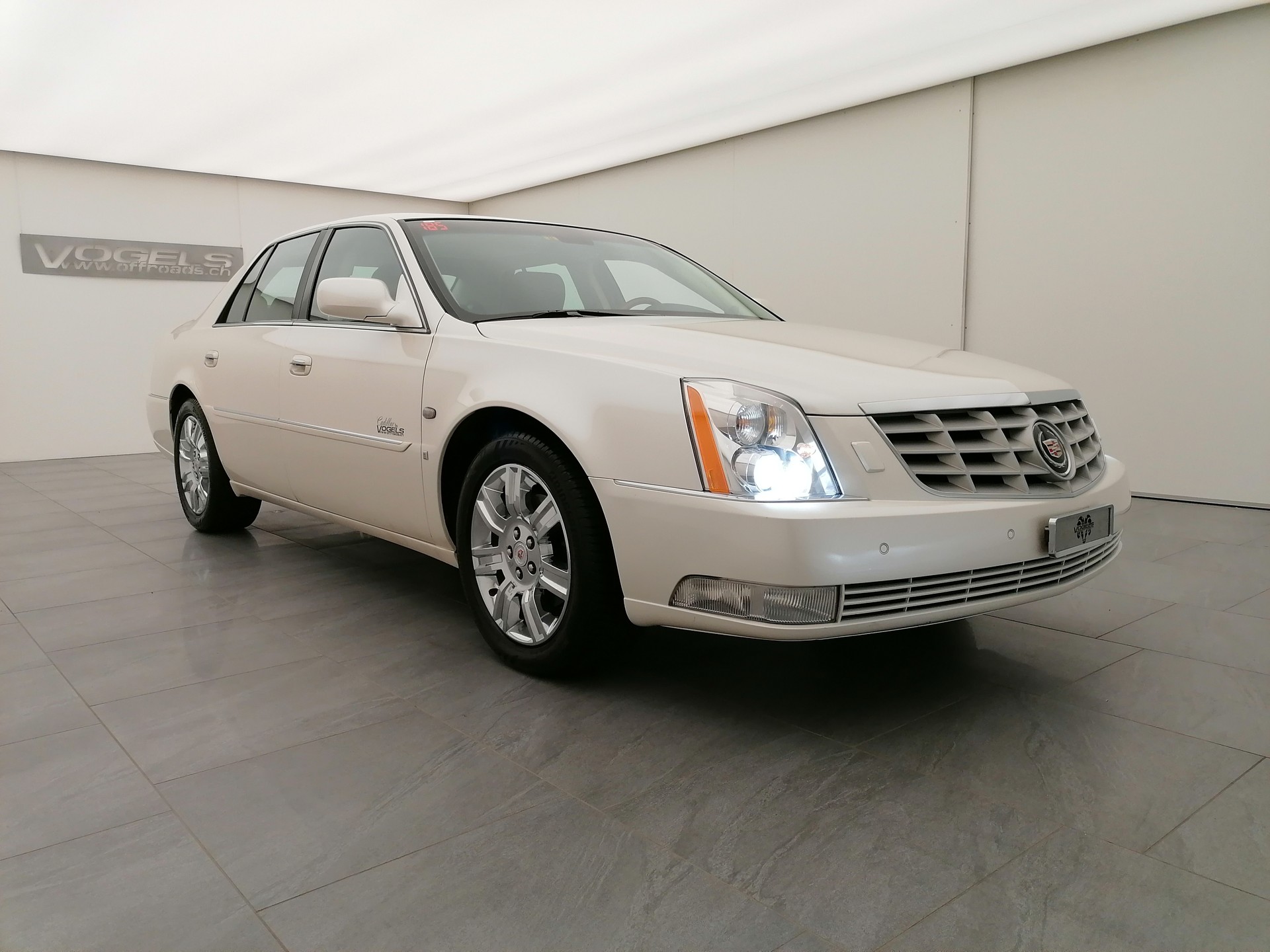 CADILLAC DTS Platinum 4.6-showroom-element-2