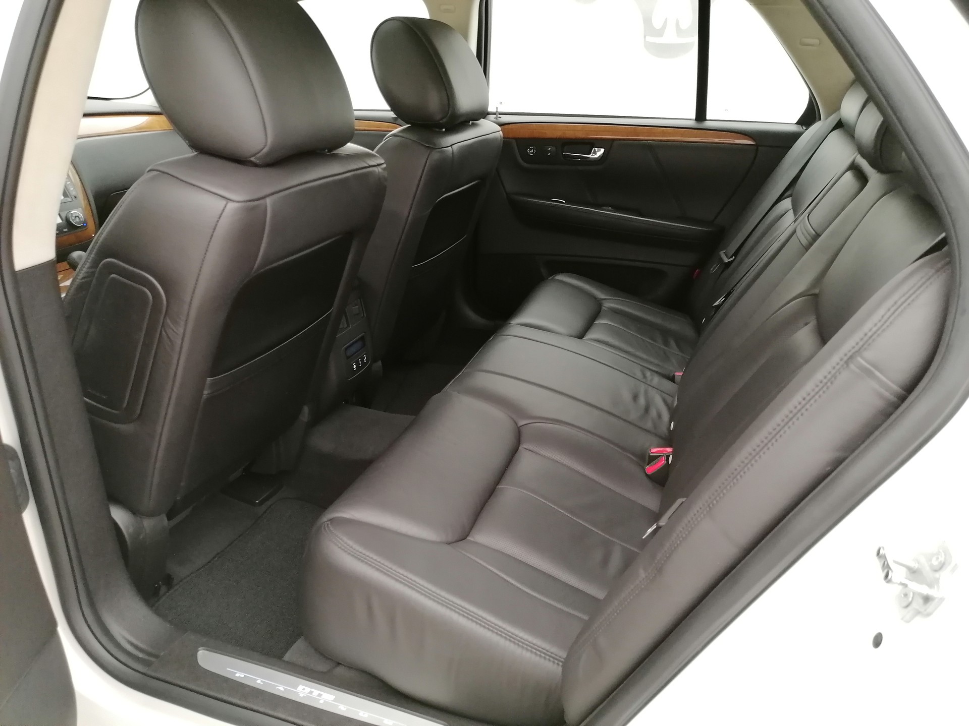 CADILLAC DTS Platinum 4.6-image-11