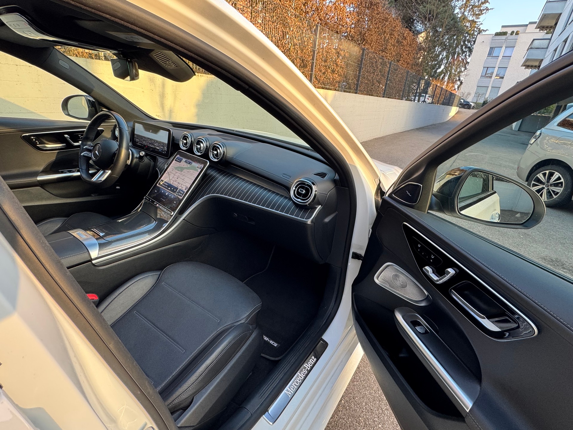 MERCEDES-BENZ C 200 4Matic AMG Line-image-11