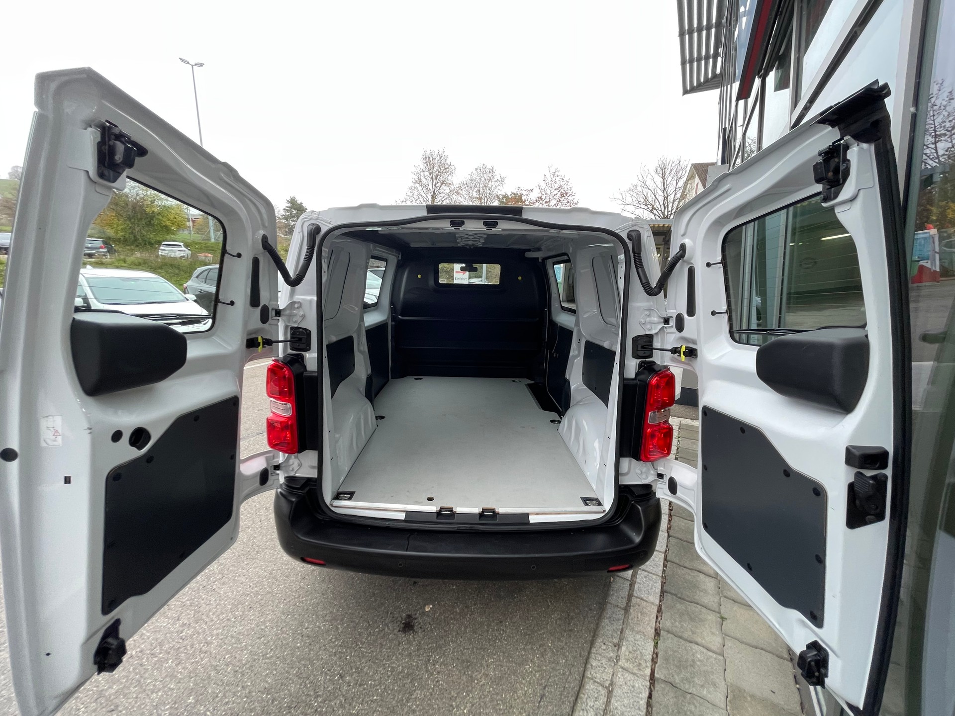 PEUGEOT Expert 50 KWh Premium Standard-image-5