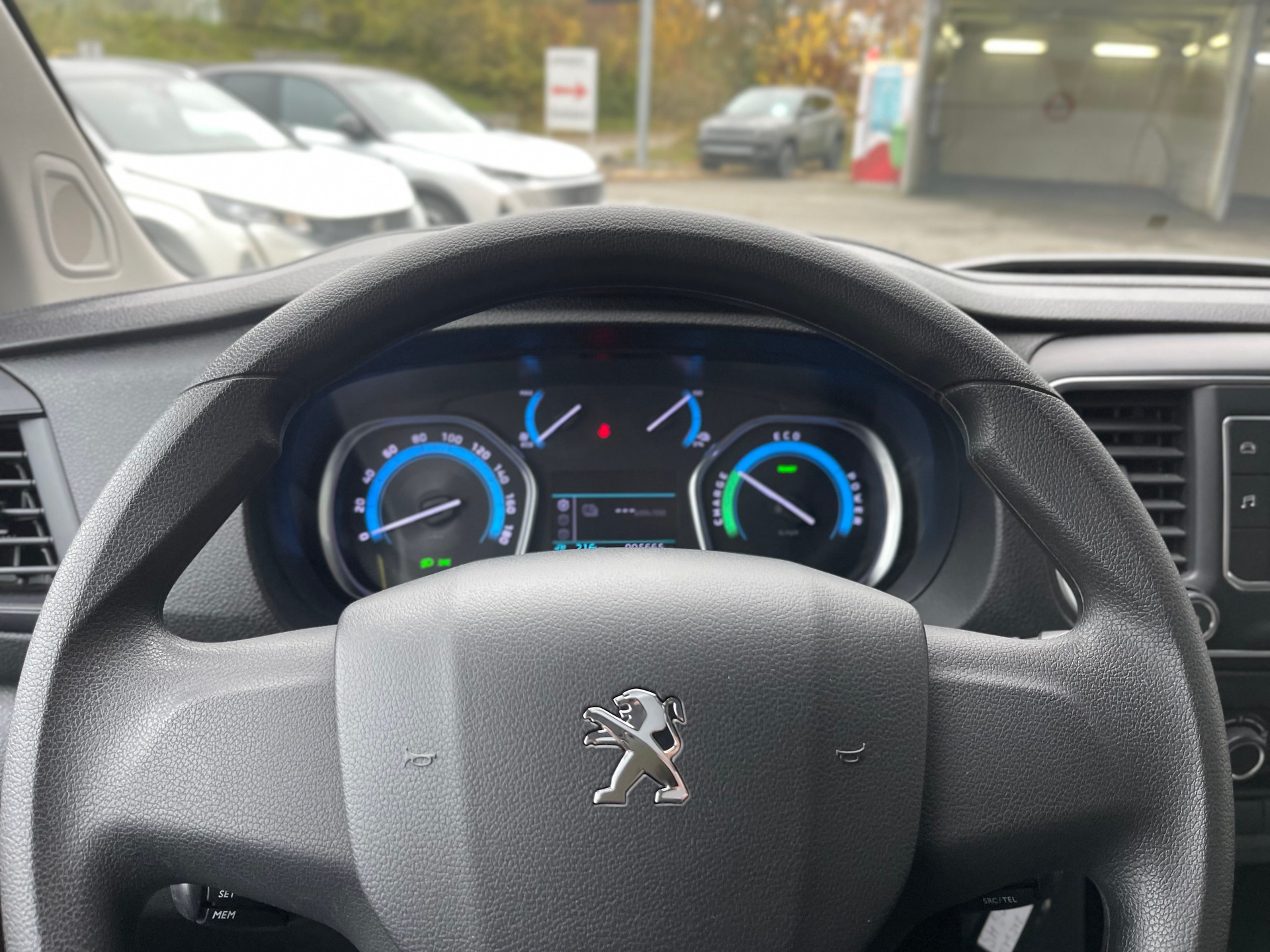 PEUGEOT Expert 50 KWh Premium Standard-image-10