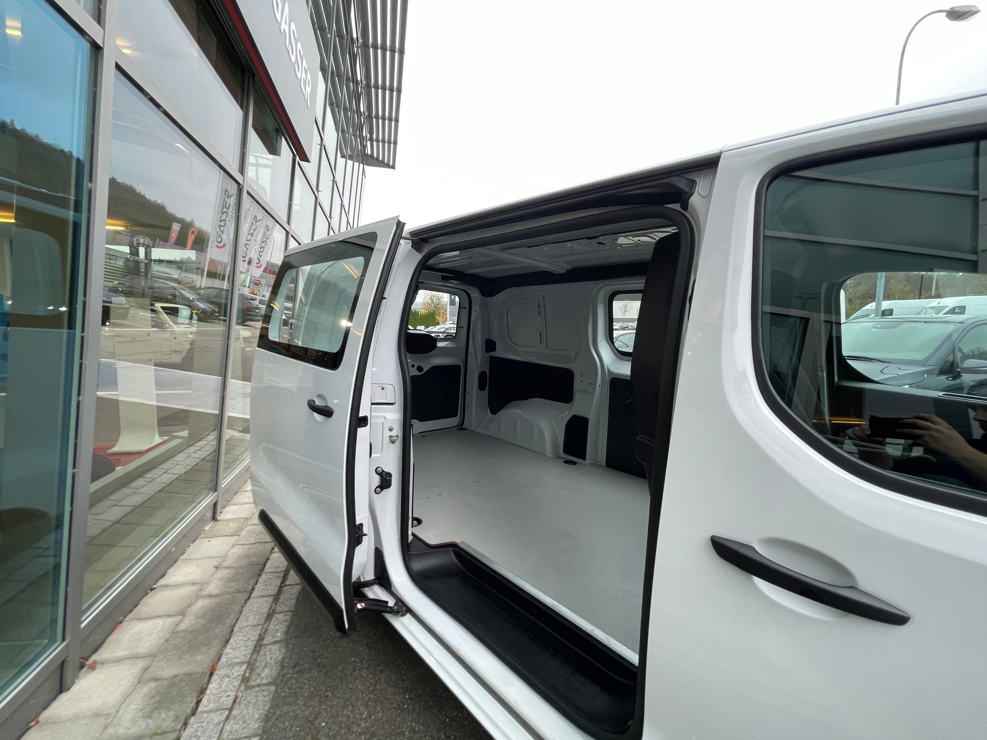 PEUGEOT Expert 50 KWh Premium Standard-image-6