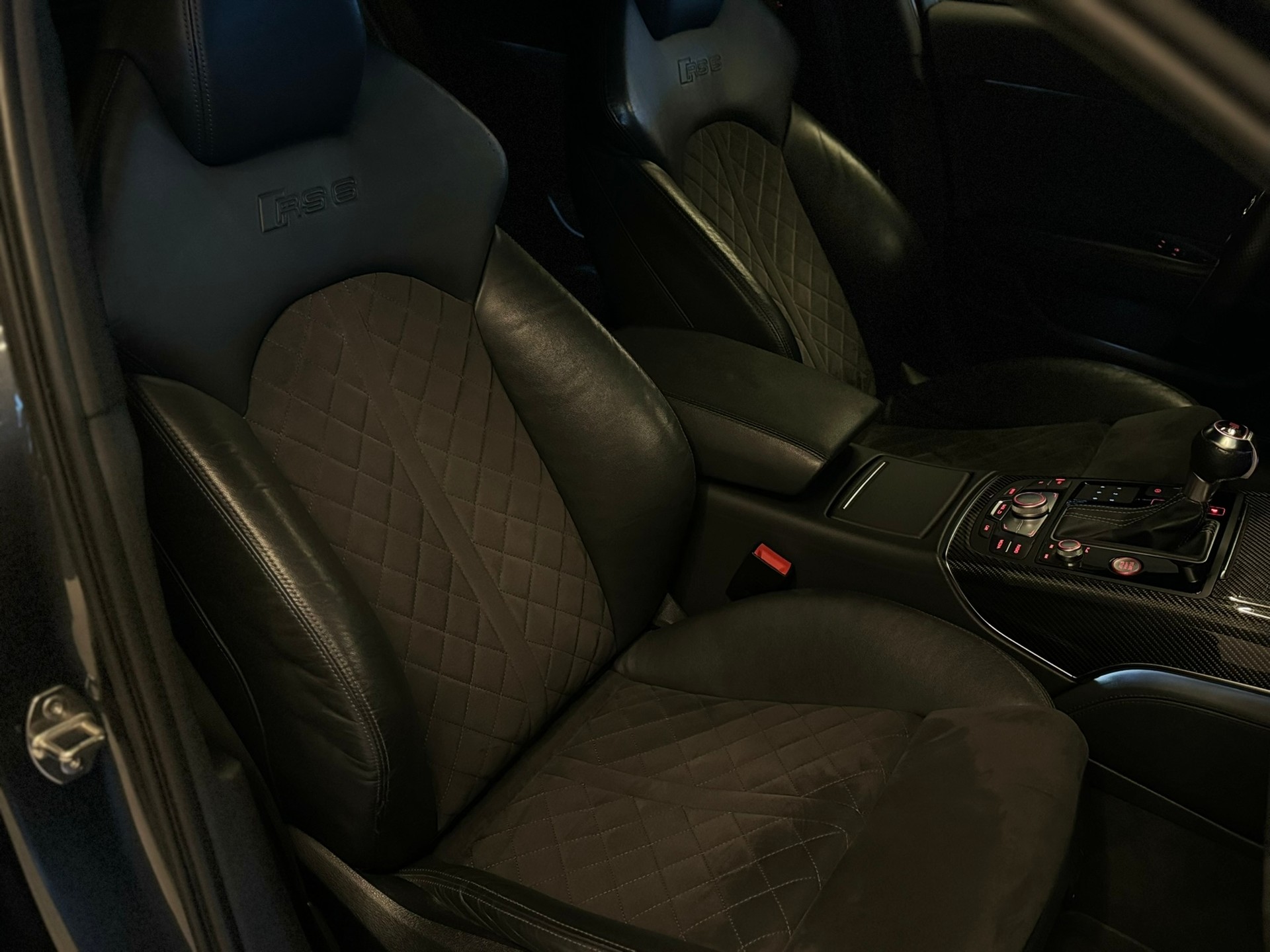 AUDI RS6 Avant 4.0 TFSI V8 performance quattro-image-16