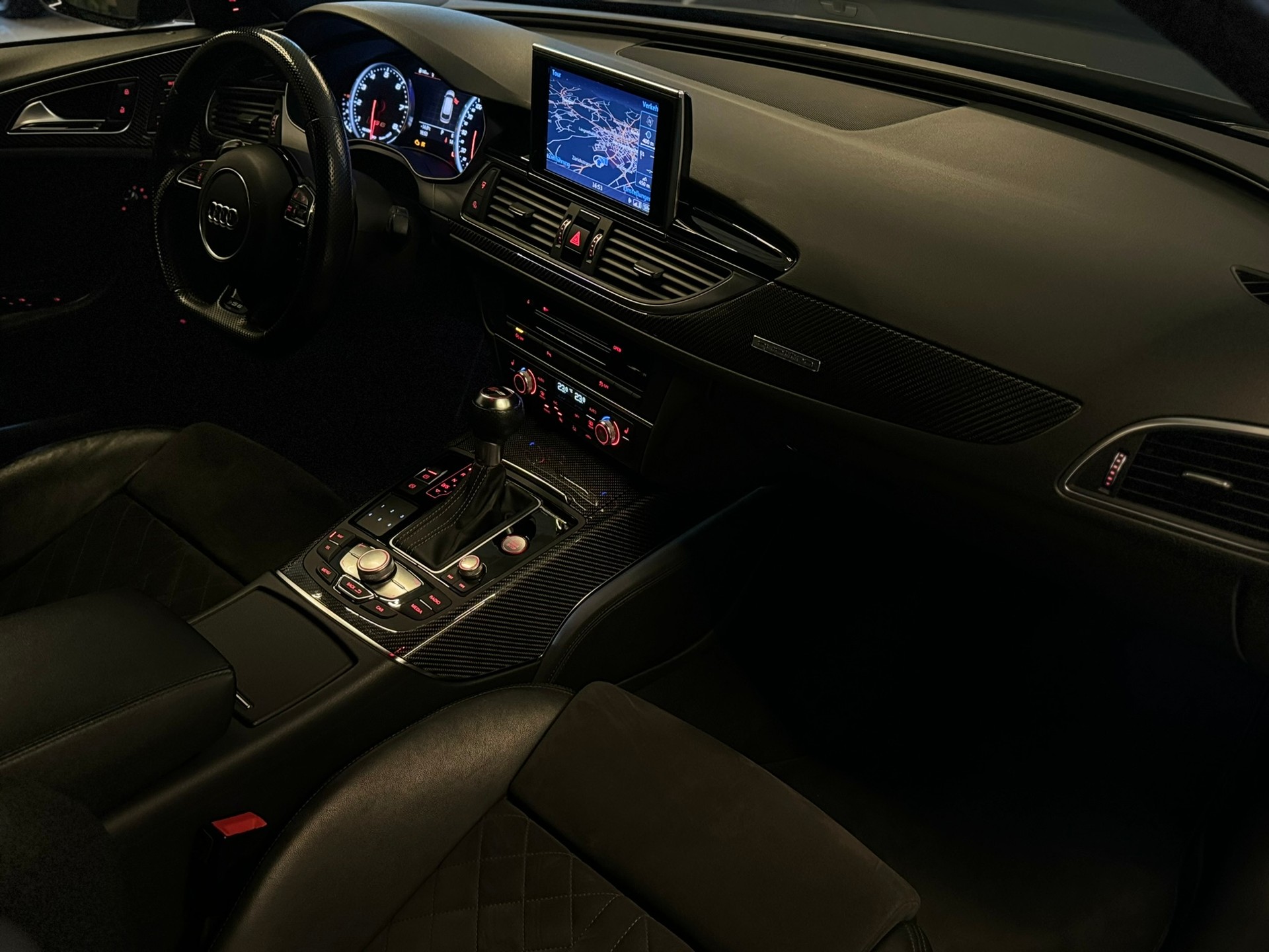 AUDI RS6 Avant 4.0 TFSI V8 performance quattro-image-12