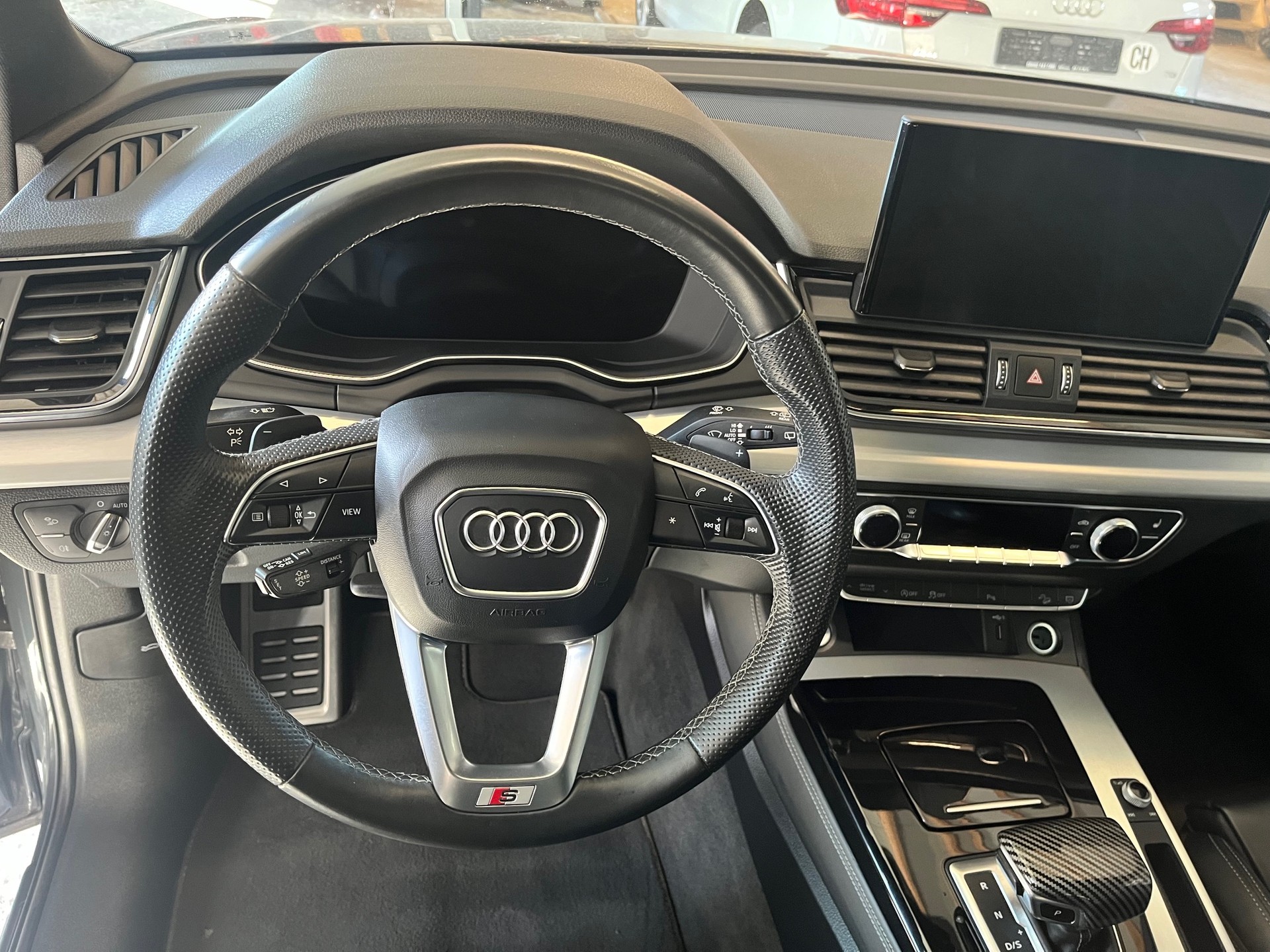 AUDI Q5 40 TDI S-line quattro S-tronic-image-12