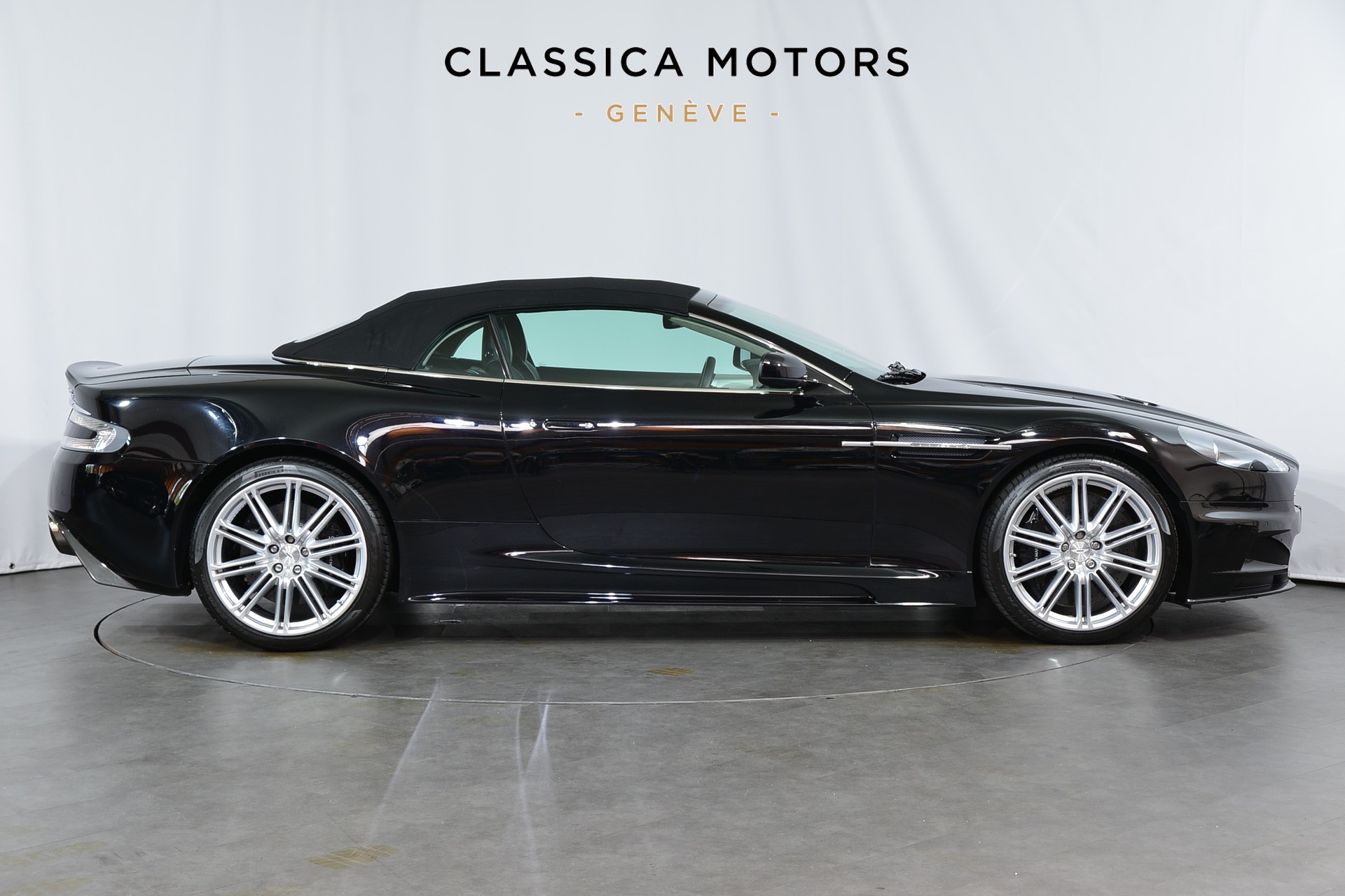 ASTON MARTIN DBS Volante Touchtronic 2-showroom-element-3