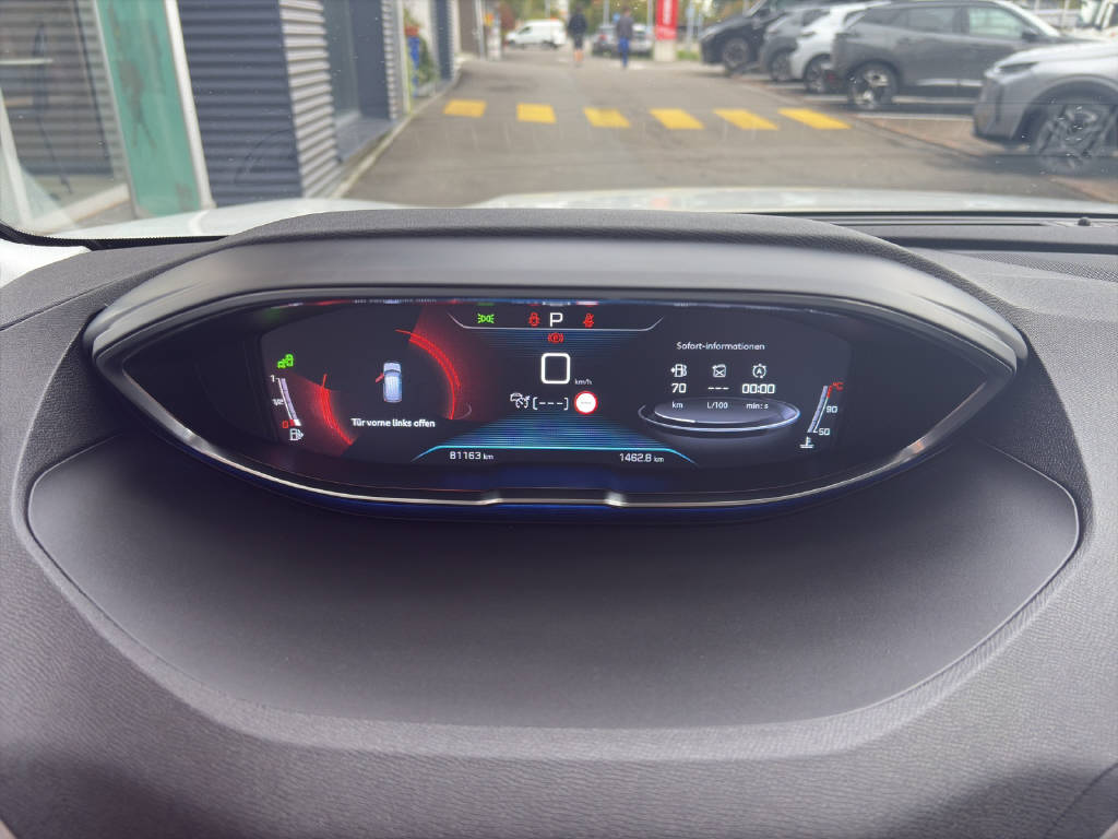 PEUGEOT 3008 1.2 PureTech Allure-image-5