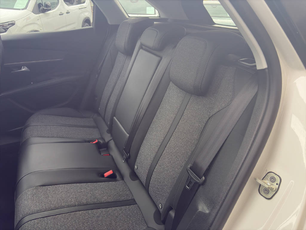 PEUGEOT 3008 1.2 PureTech Allure-image-7