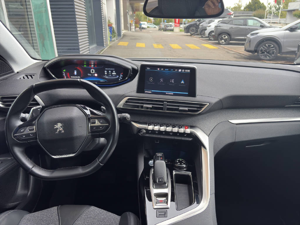 PEUGEOT 3008 1.2 PureTech Allure-image-6