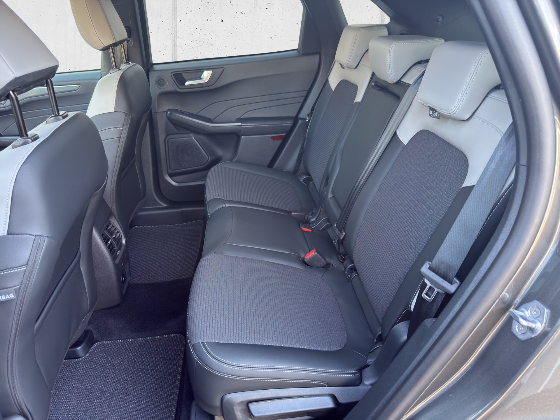FORD Kuga 2.5 Hybrid Sound Edition 4x4-image-11