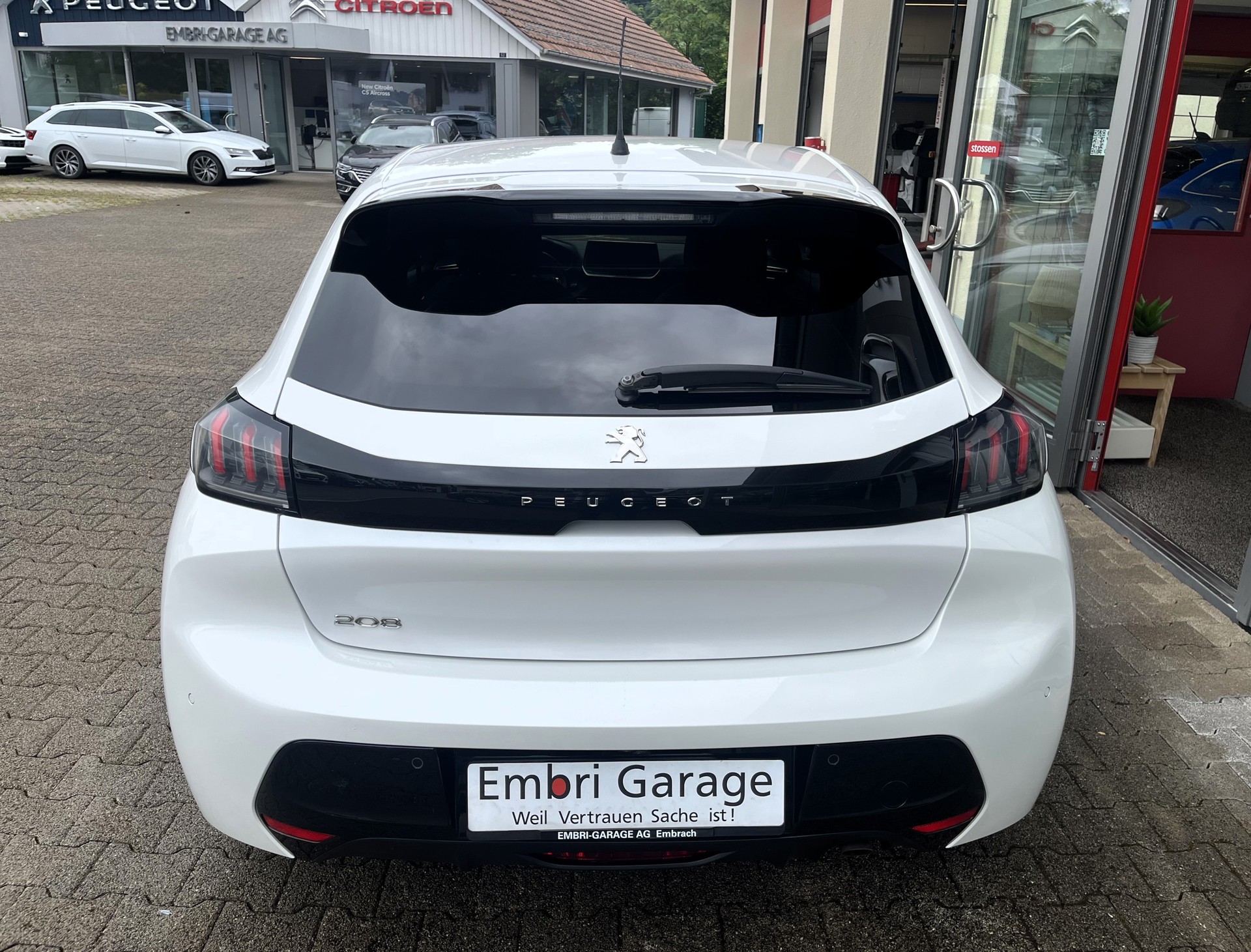 PEUGEOT 208 1.2 PureTech Allure EAT8-image-5