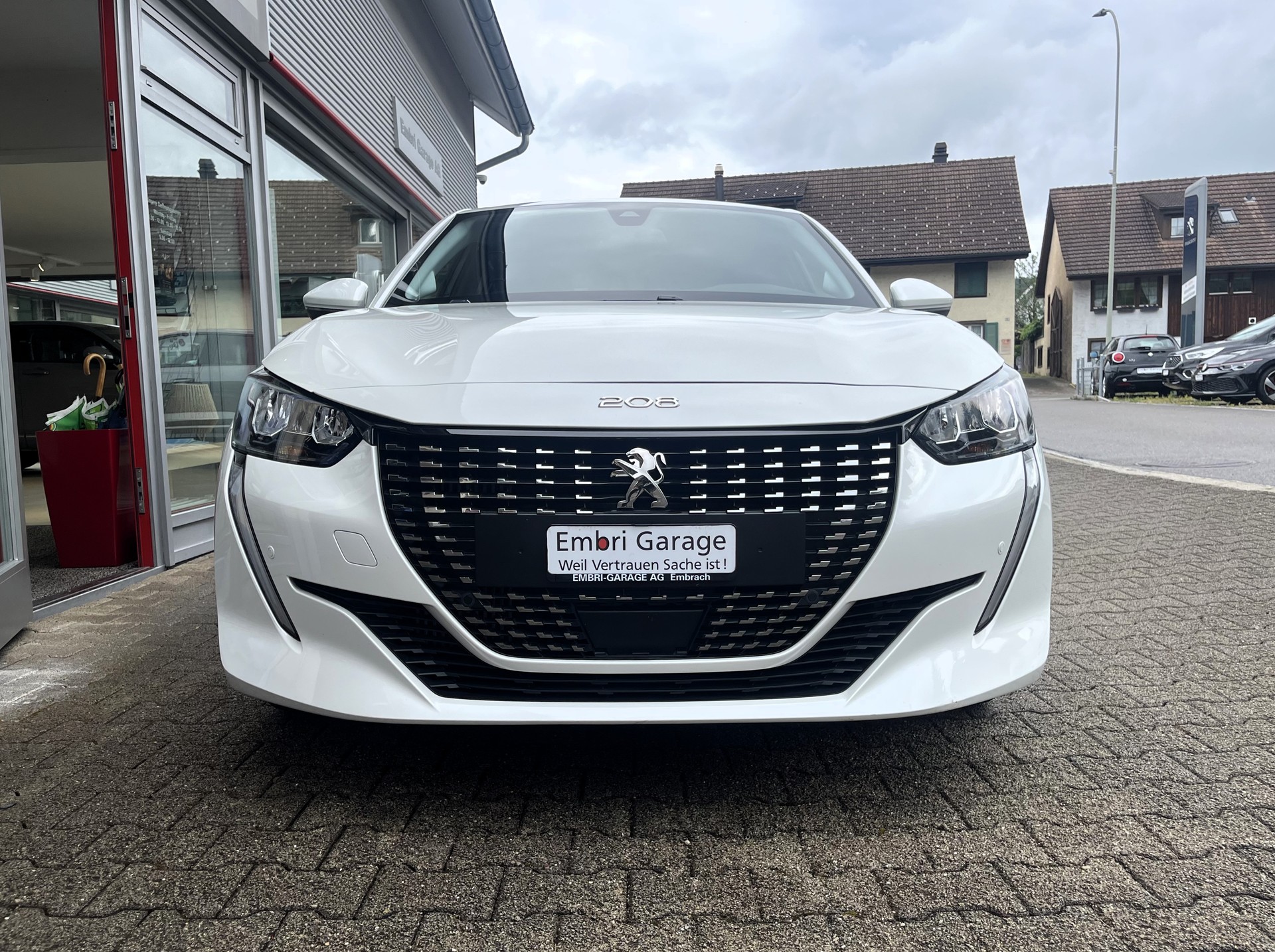 PEUGEOT 208 1.2 PureTech Allure EAT8-image-1