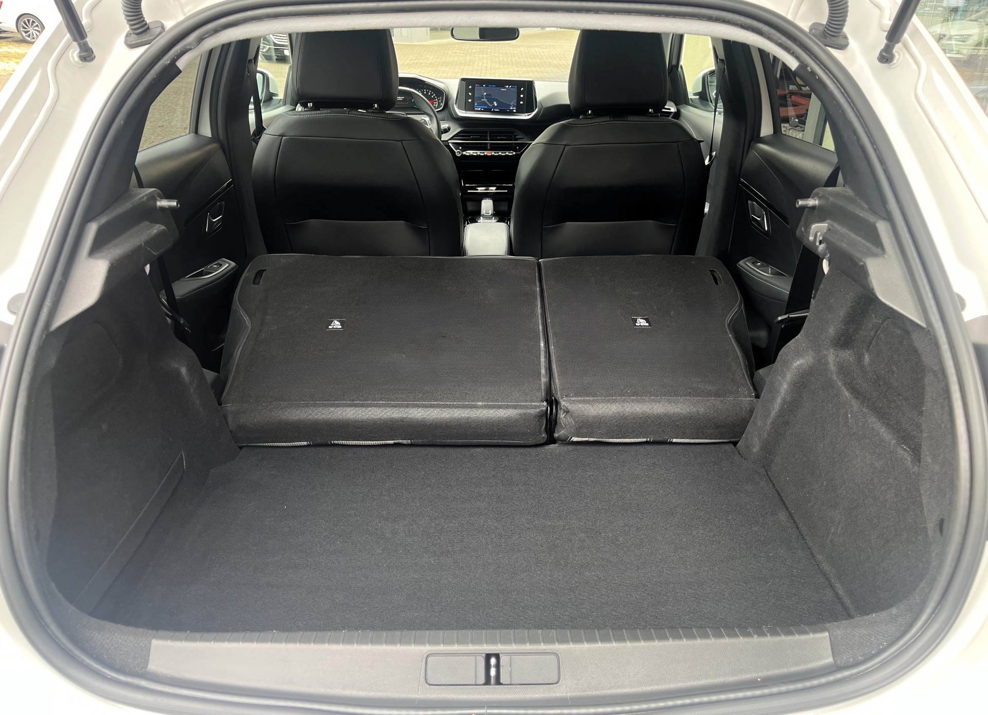 PEUGEOT 208 1.2 PureTech Allure EAT8-image-7