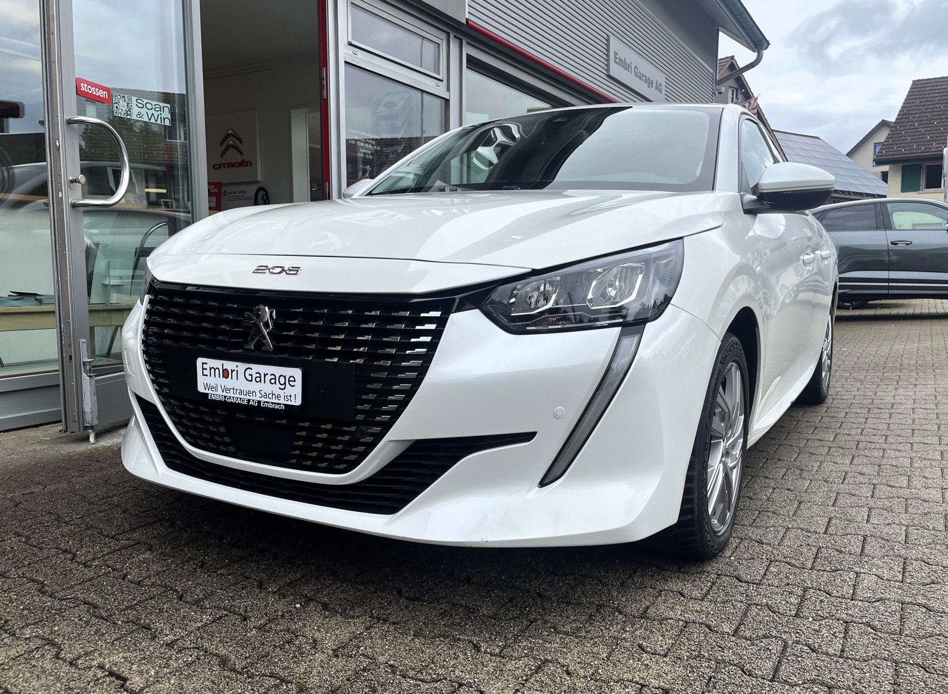 PEUGEOT 208 1.2 PureTech Allure EAT8-image-2