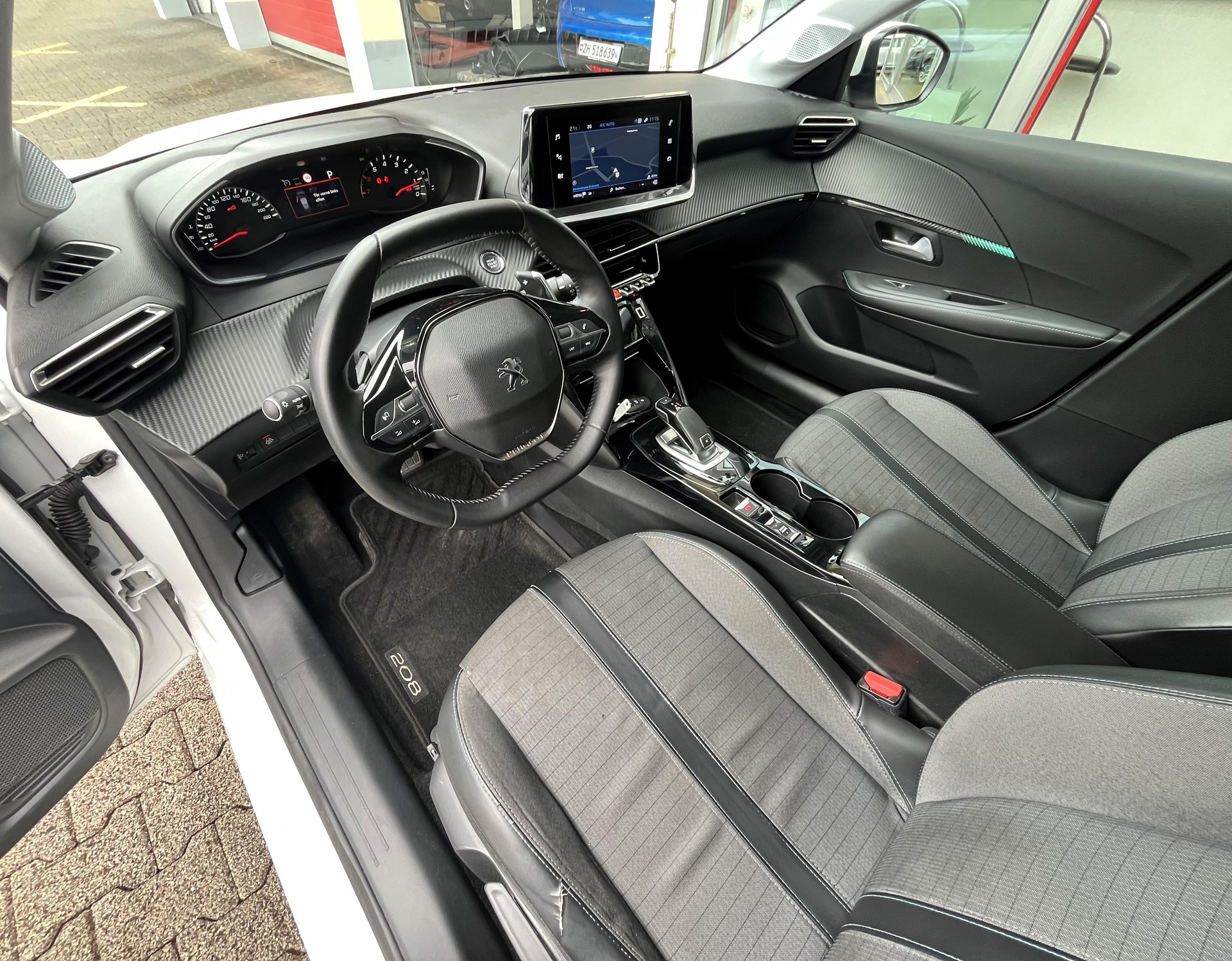 PEUGEOT 208 1.2 PureTech Allure EAT8-image-15