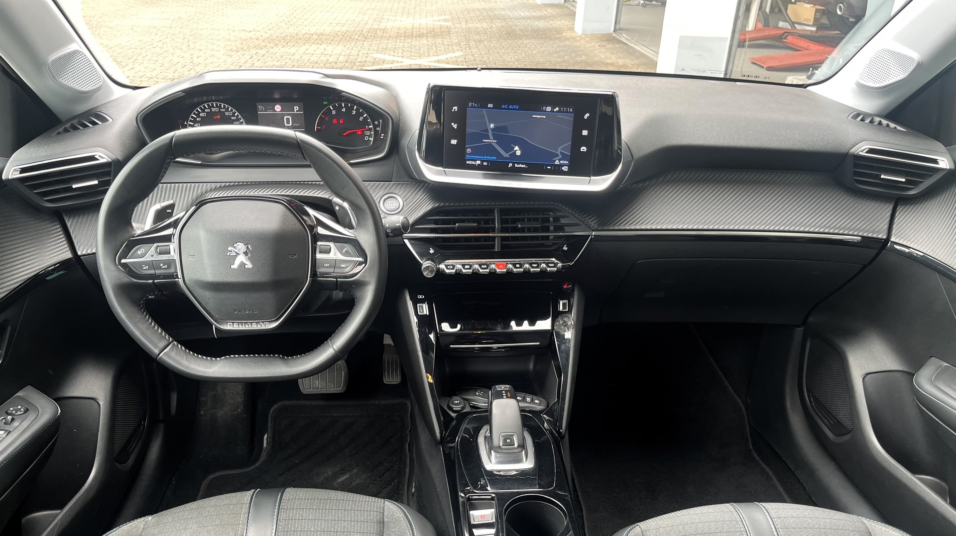 PEUGEOT 208 1.2 PureTech Allure EAT8-image-11
