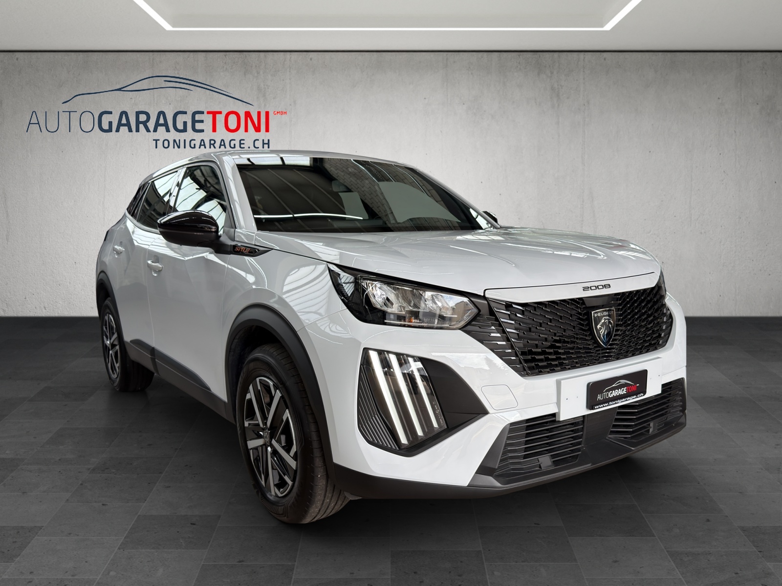 PEUGEOT 2008 1.2 145 MHEV Style-showroom-element-1