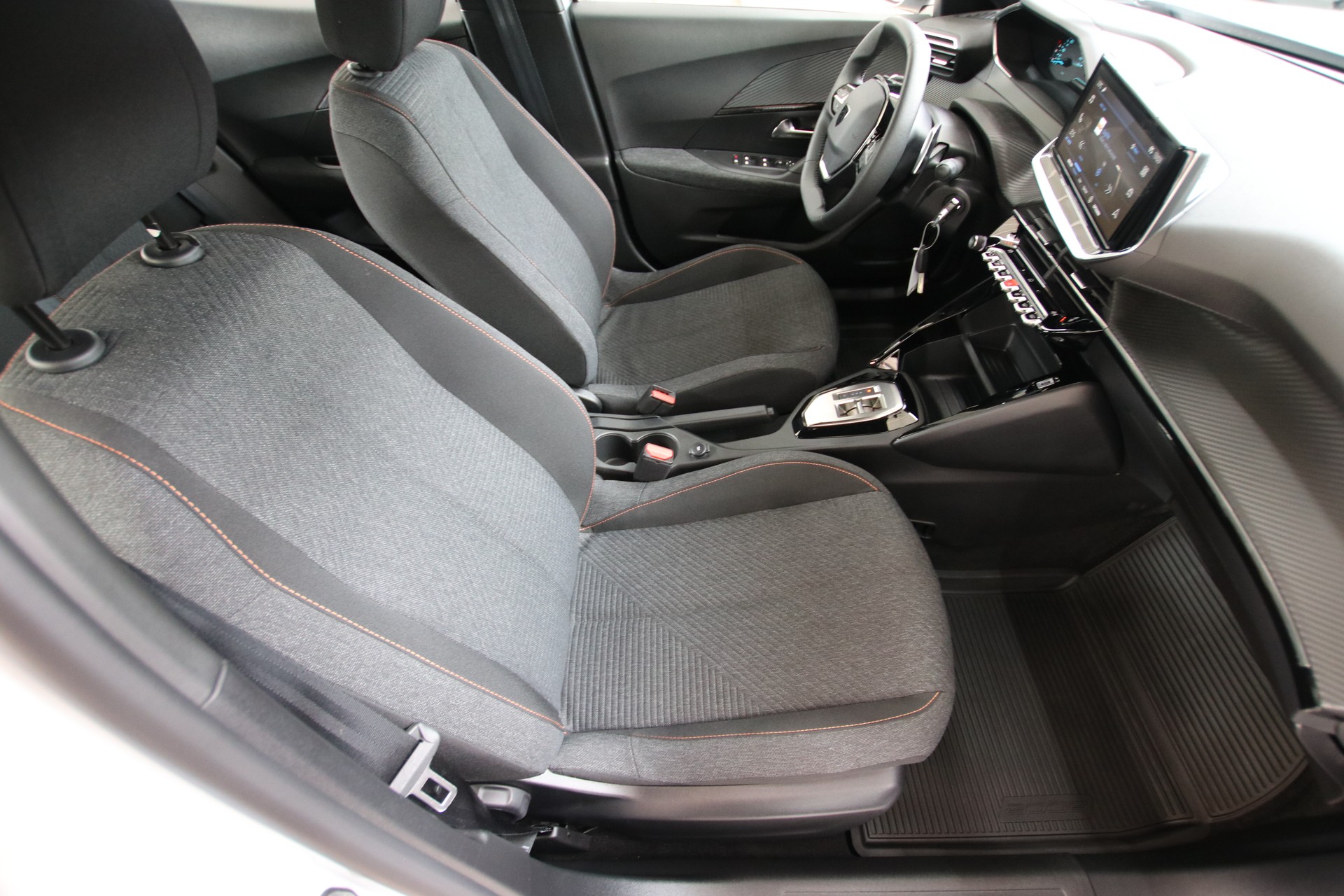 PEUGEOT 2008 1.2 145 MHEV Style-image-12