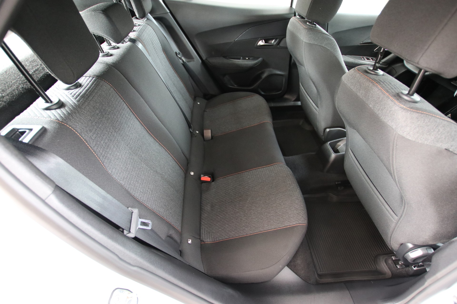 PEUGEOT 2008 1.2 145 MHEV Style-image-14