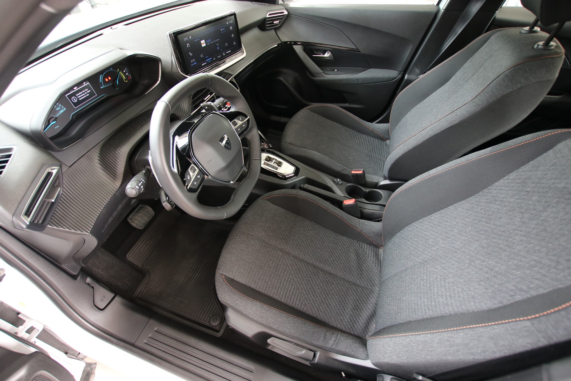 PEUGEOT 2008 1.2 145 MHEV Style-image-11