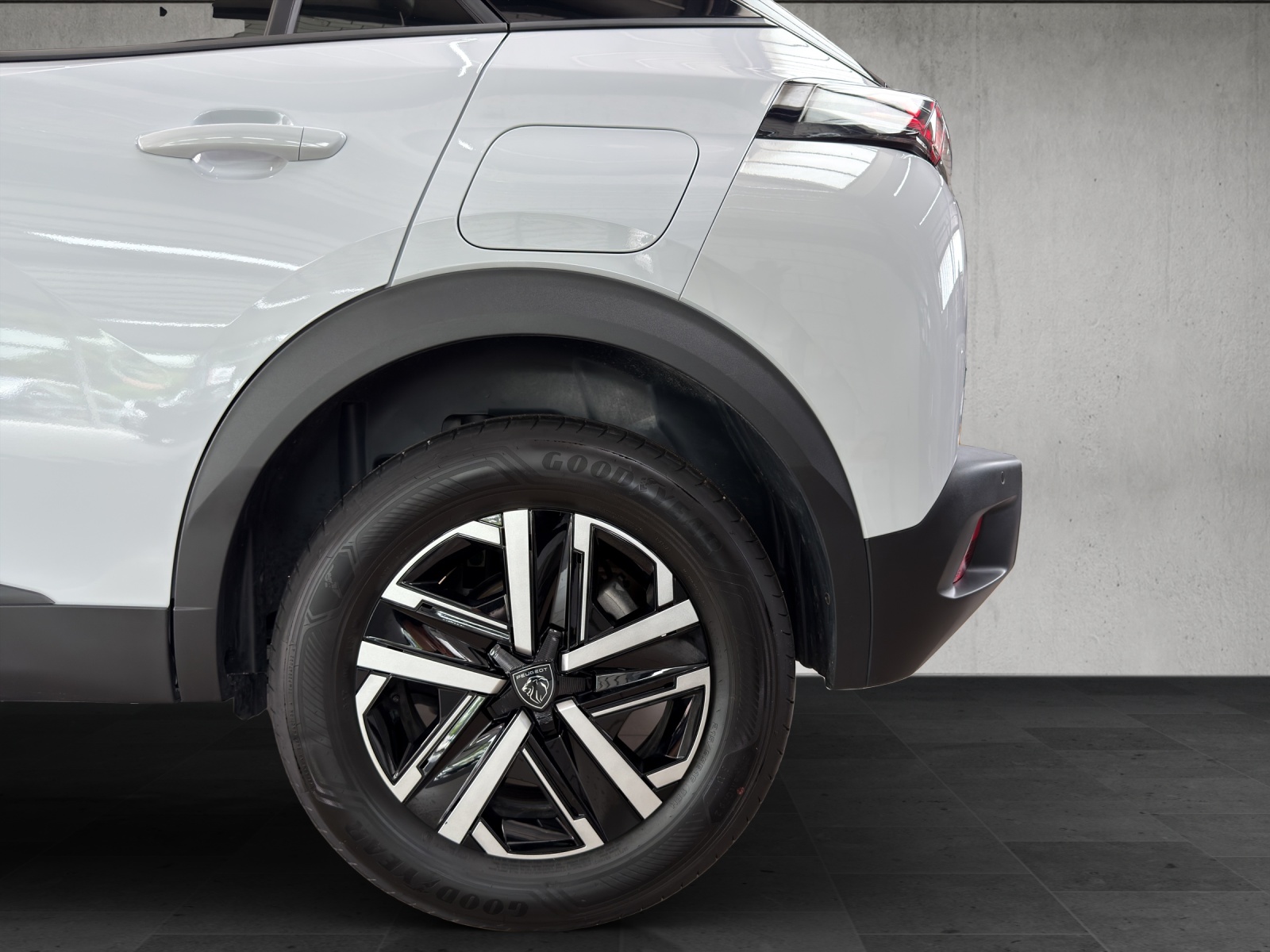 PEUGEOT 2008 1.2 145 MHEV Style-image-8