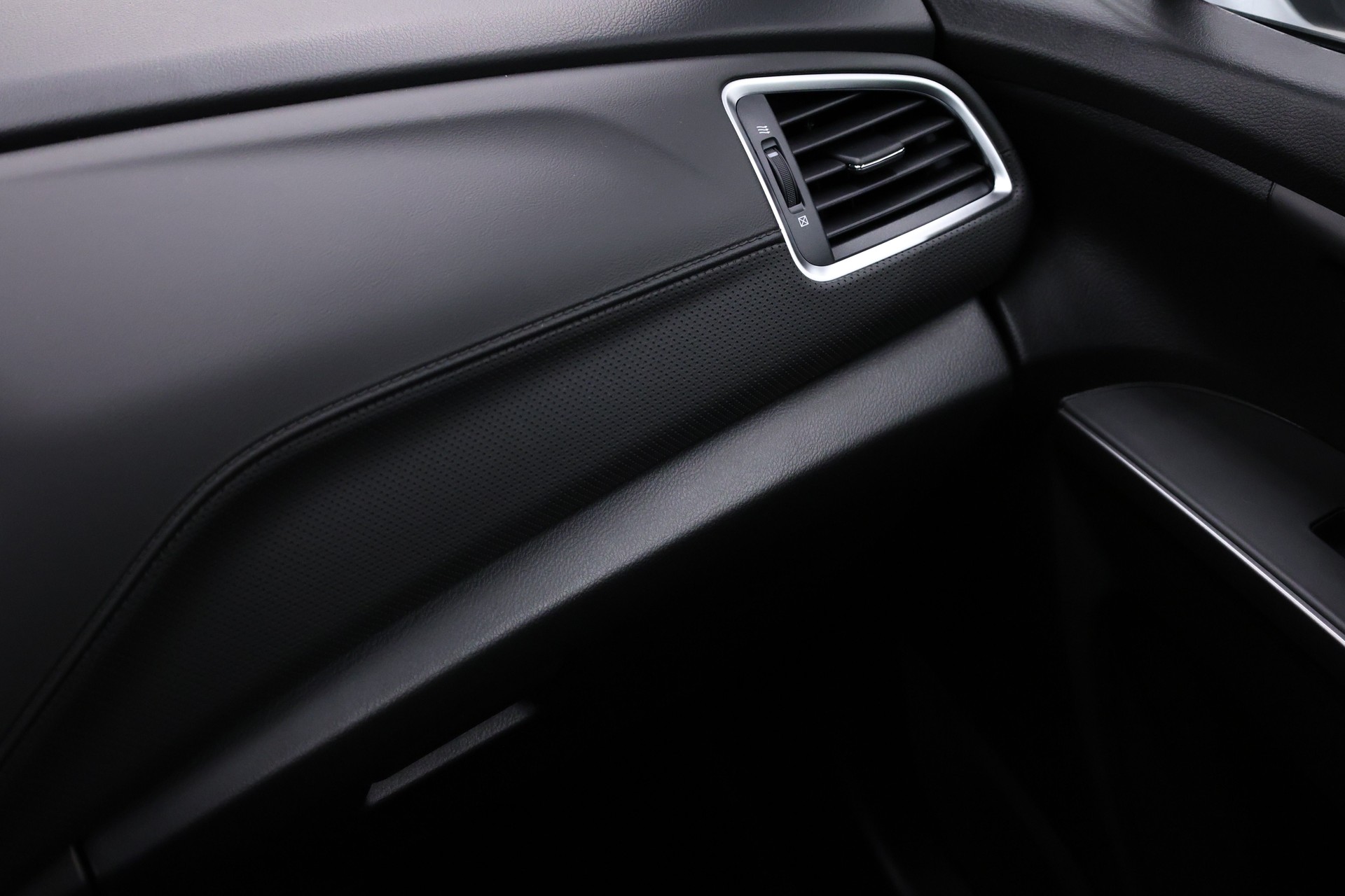SUZUKI S-Cross 1.4 T Compact Top Hybrid 4x4-image-18