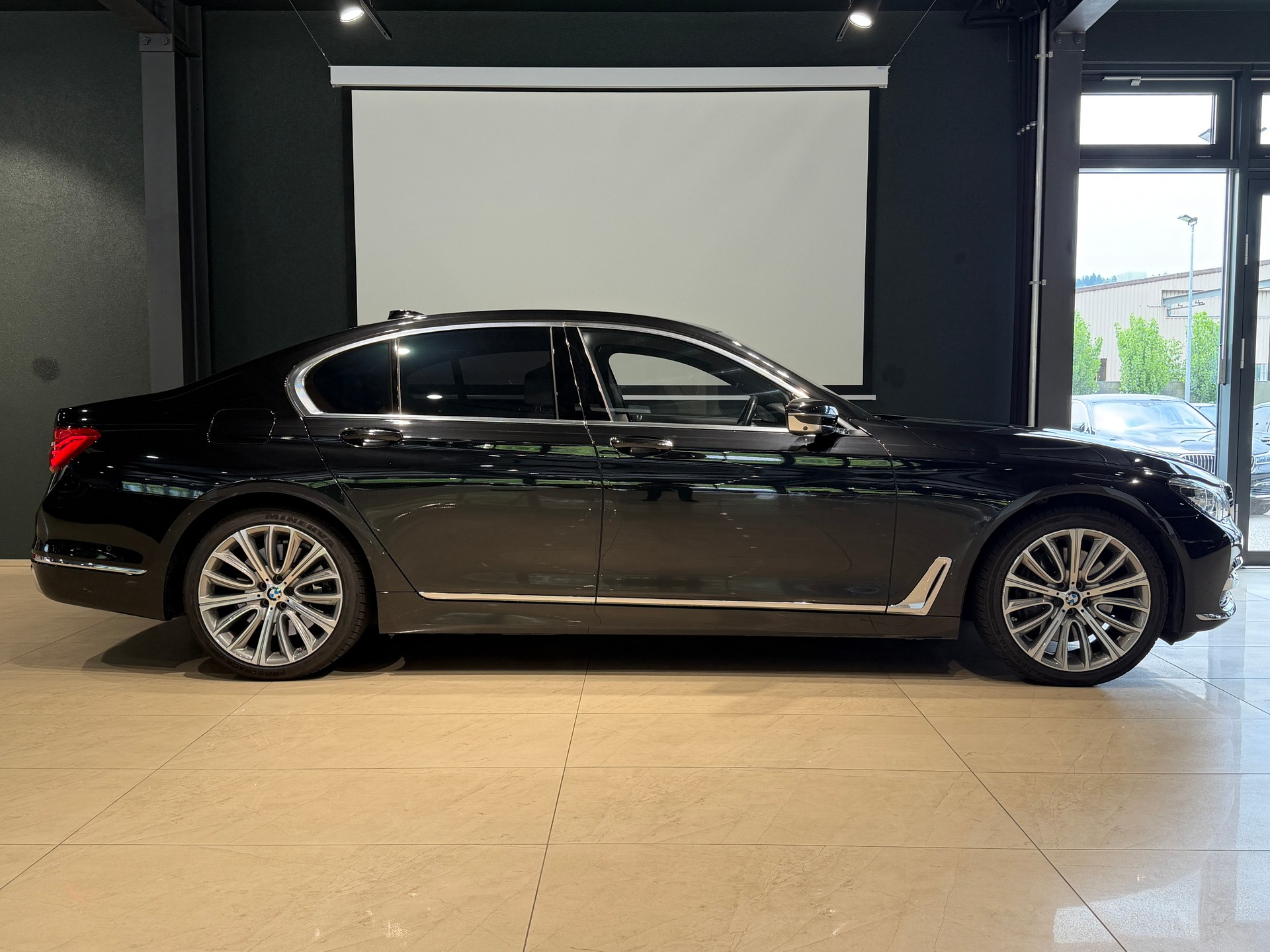 BMW 750i xDrive Steptronic-showroom-element-2