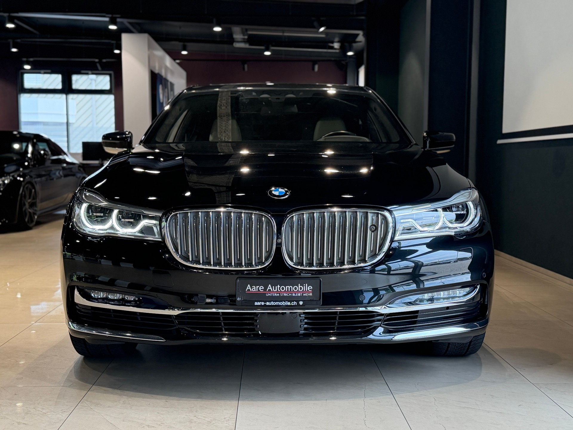 BMW 750i xDrive Steptronic-showroom-element-1