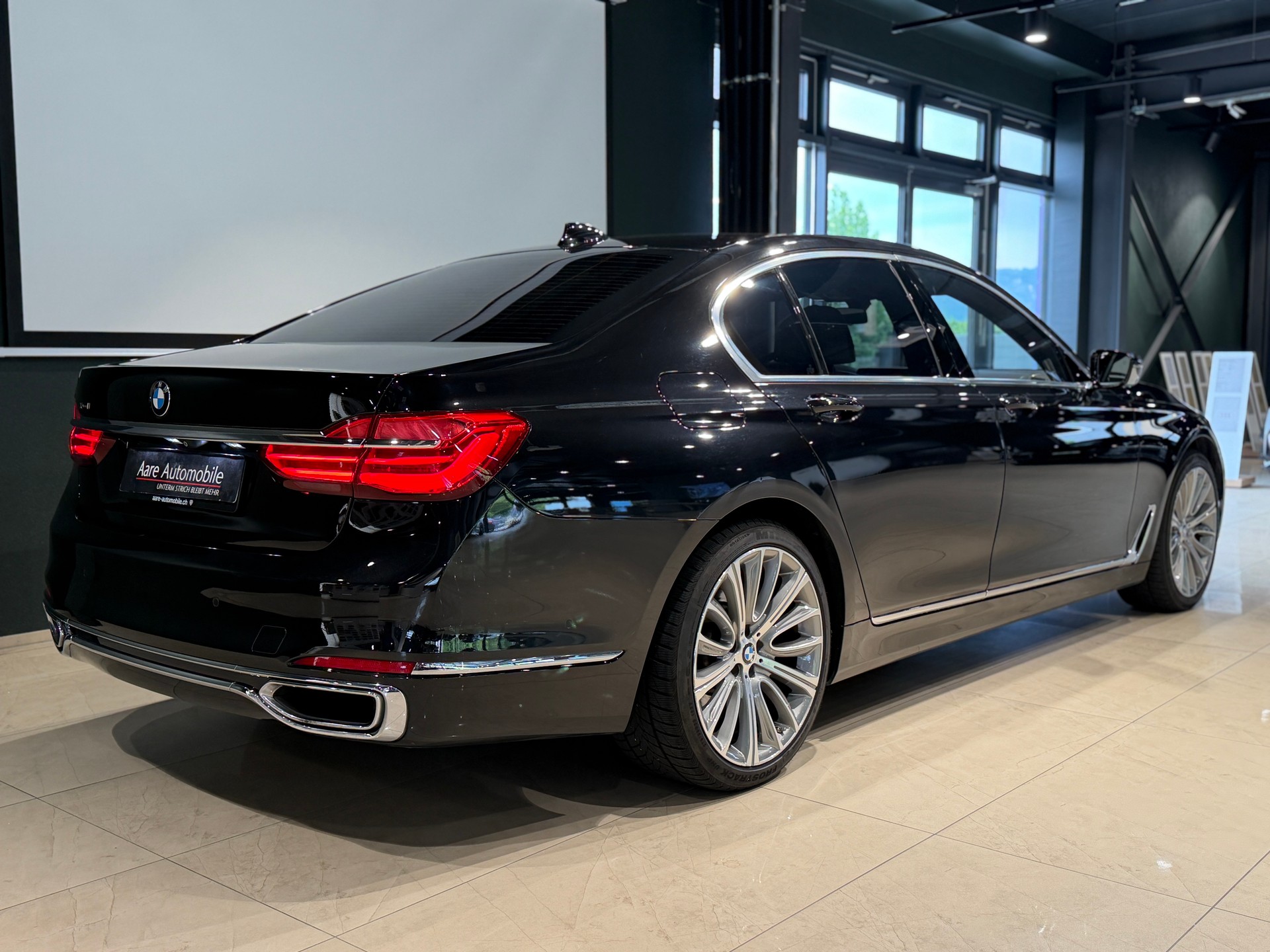 BMW 750i xDrive Steptronic-showroom-element-3