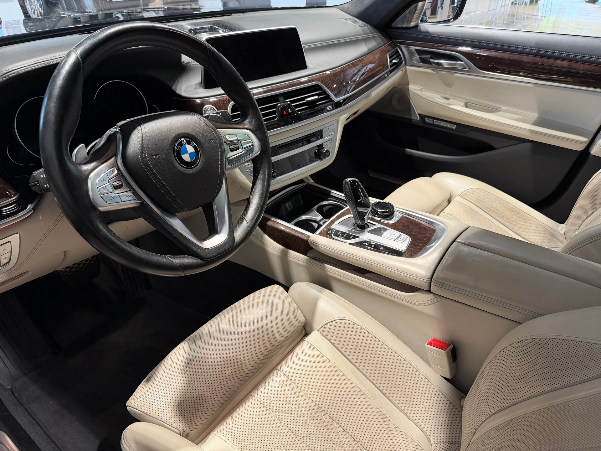 BMW 750i xDrive Steptronic-image-7