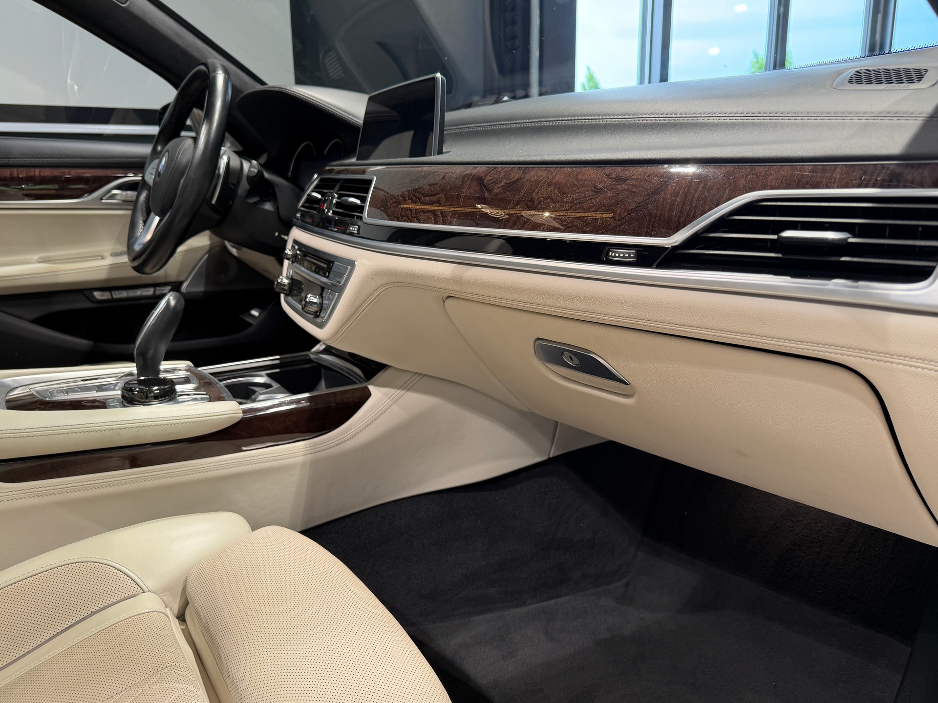 BMW 750i xDrive Steptronic-image-11