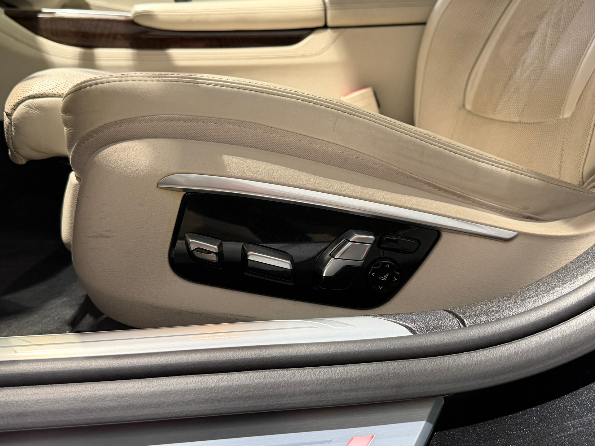 BMW 750i xDrive Steptronic-image-13