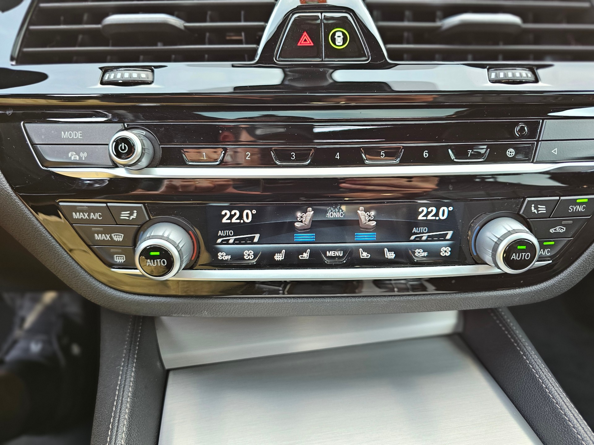 BMW M550i xDrive Steptronic-image-16