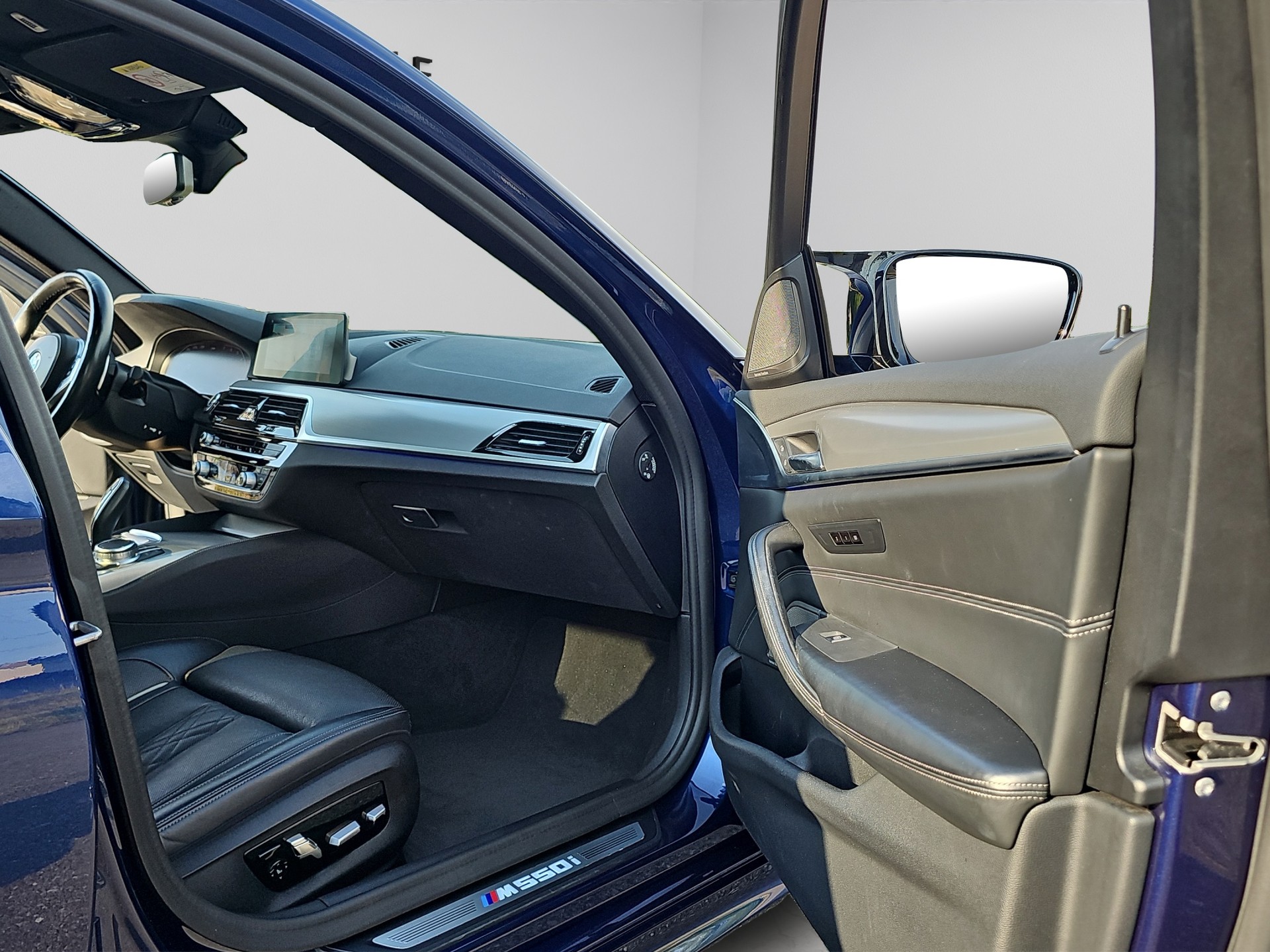 BMW M550i xDrive Steptronic-image-13