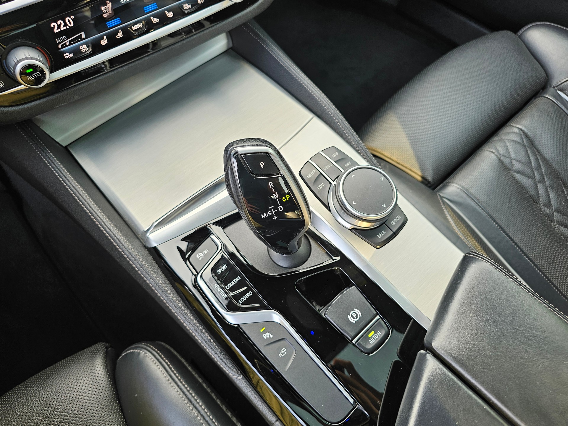 BMW M550i xDrive Steptronic-image-19