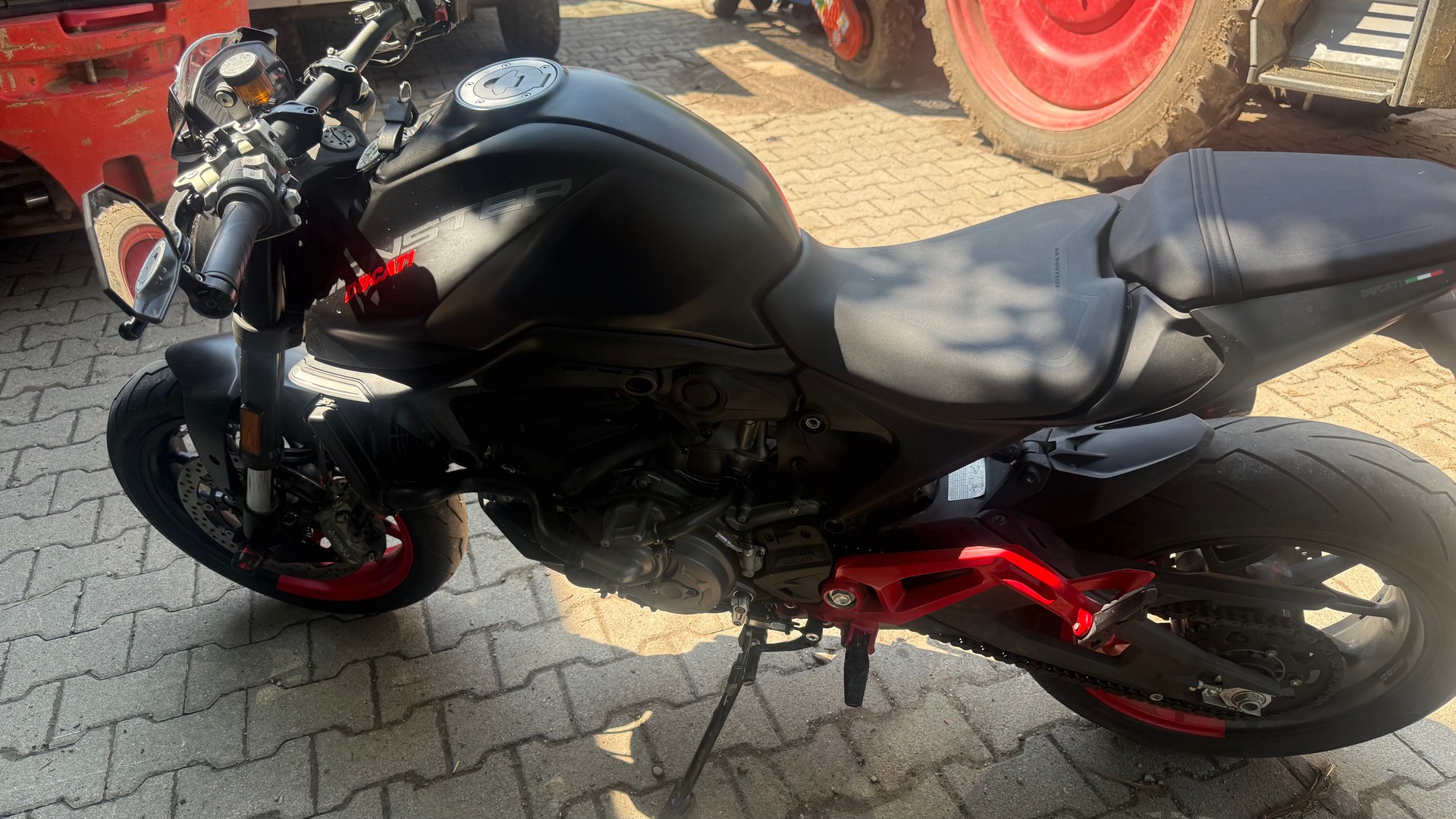 DUCATI Monster + 937 Dark Staealth-image-2