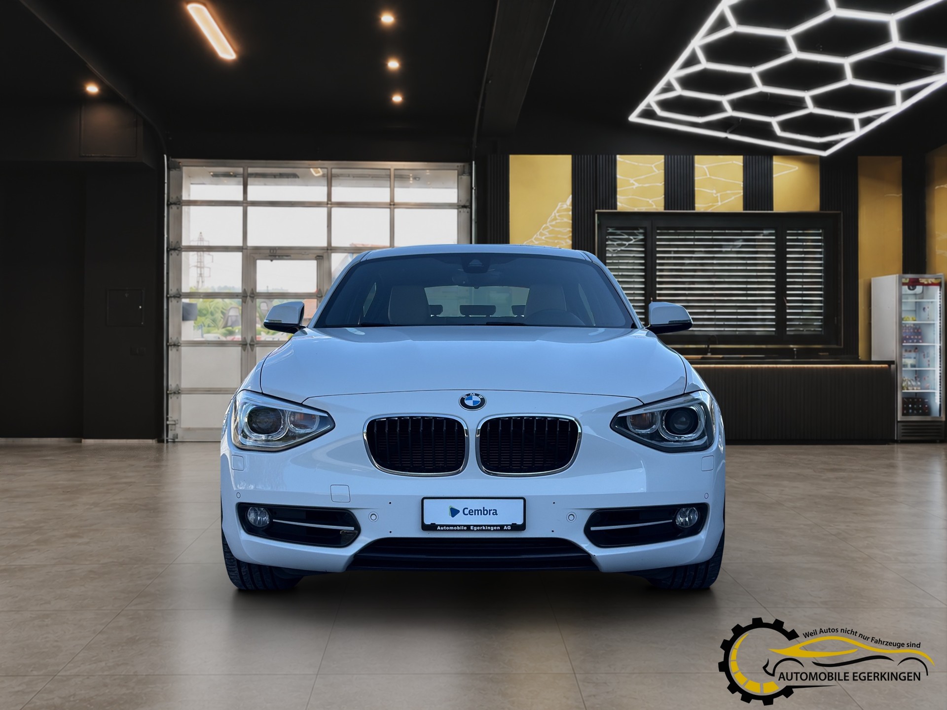 BMW 120d xDrive Sport Line-showroom-element-1