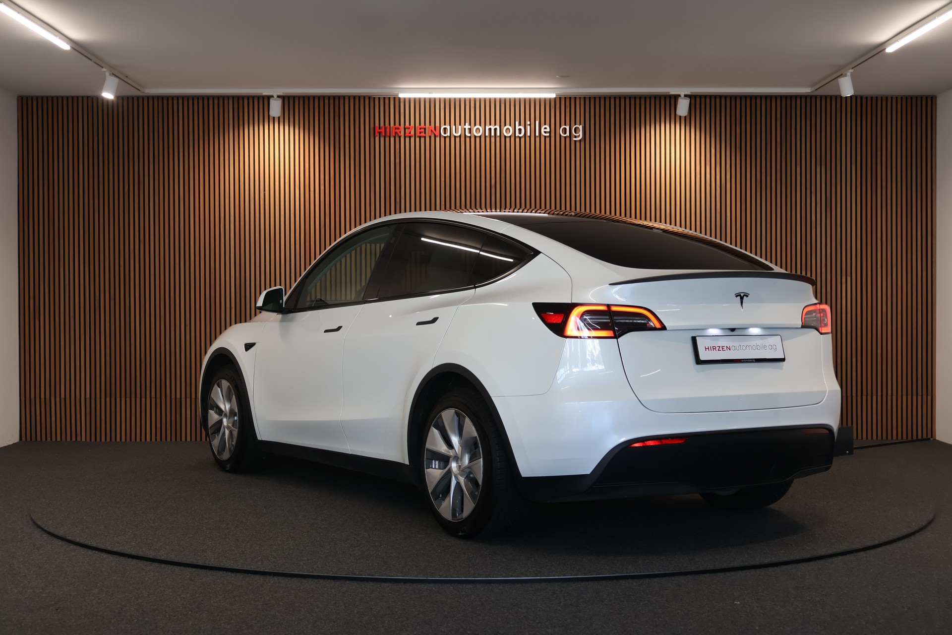 TESLA Model Y Long Range-showroom-element-2