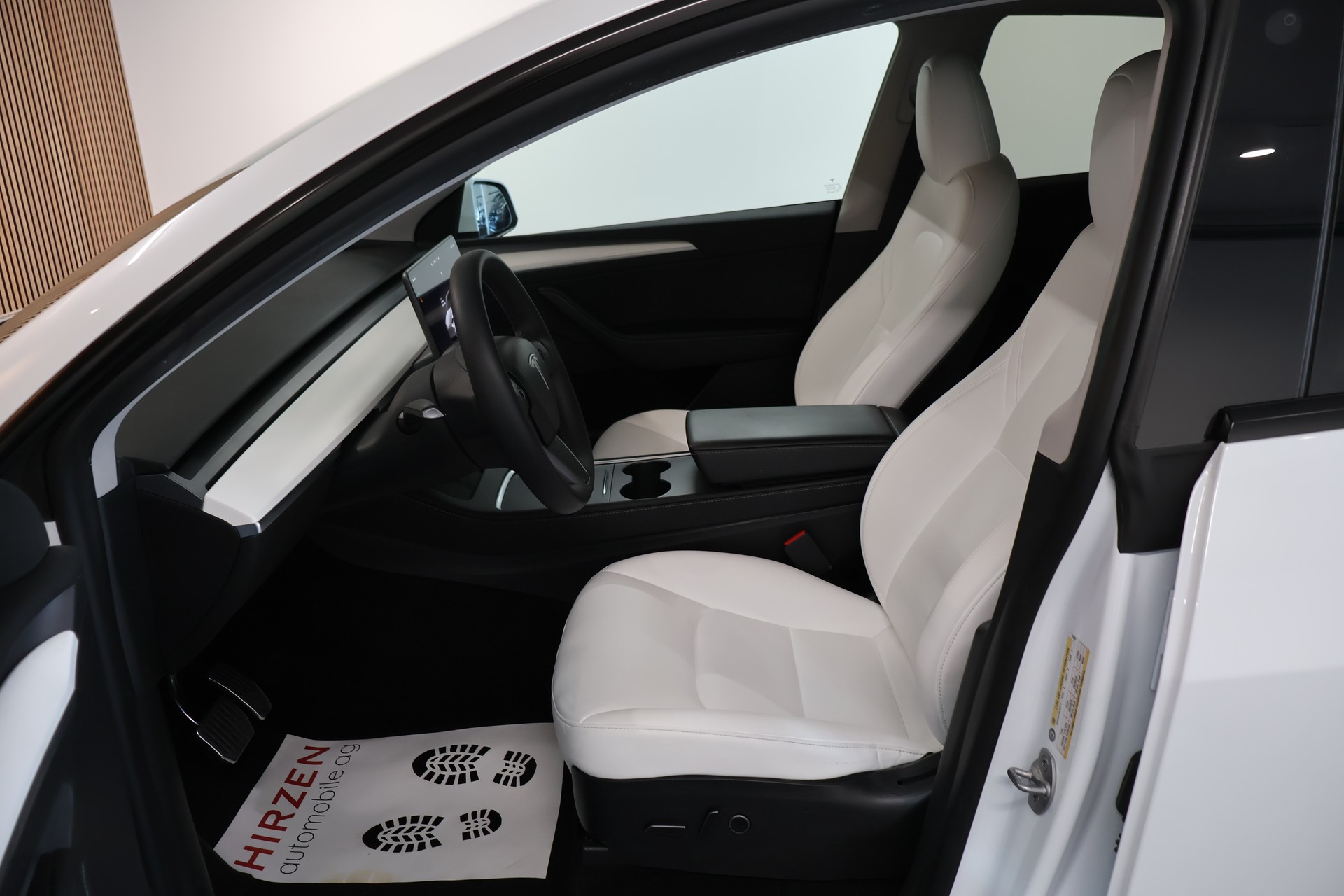 TESLA Model Y Long Range-image-8