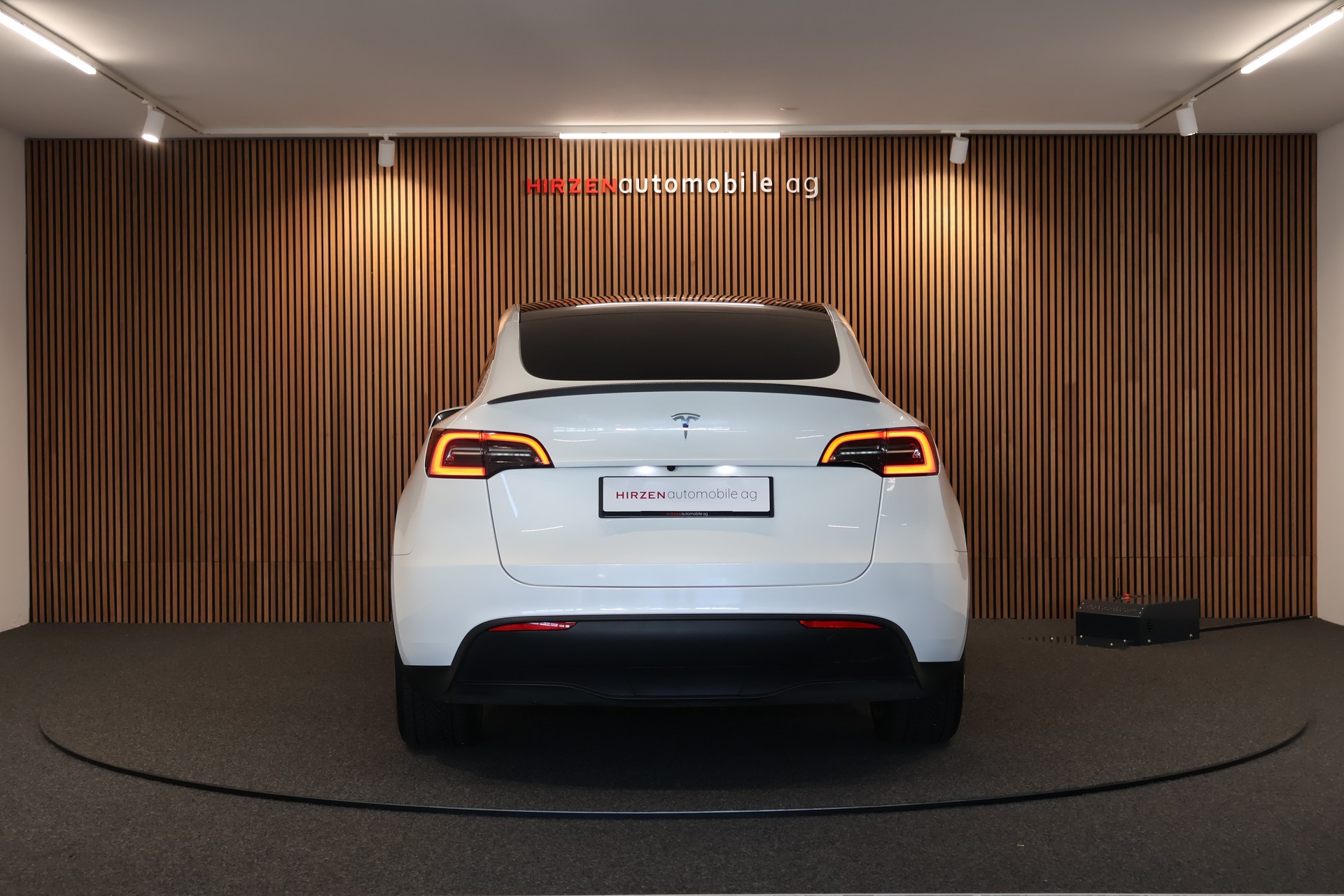 TESLA Model Y Long Range-showroom-element-3